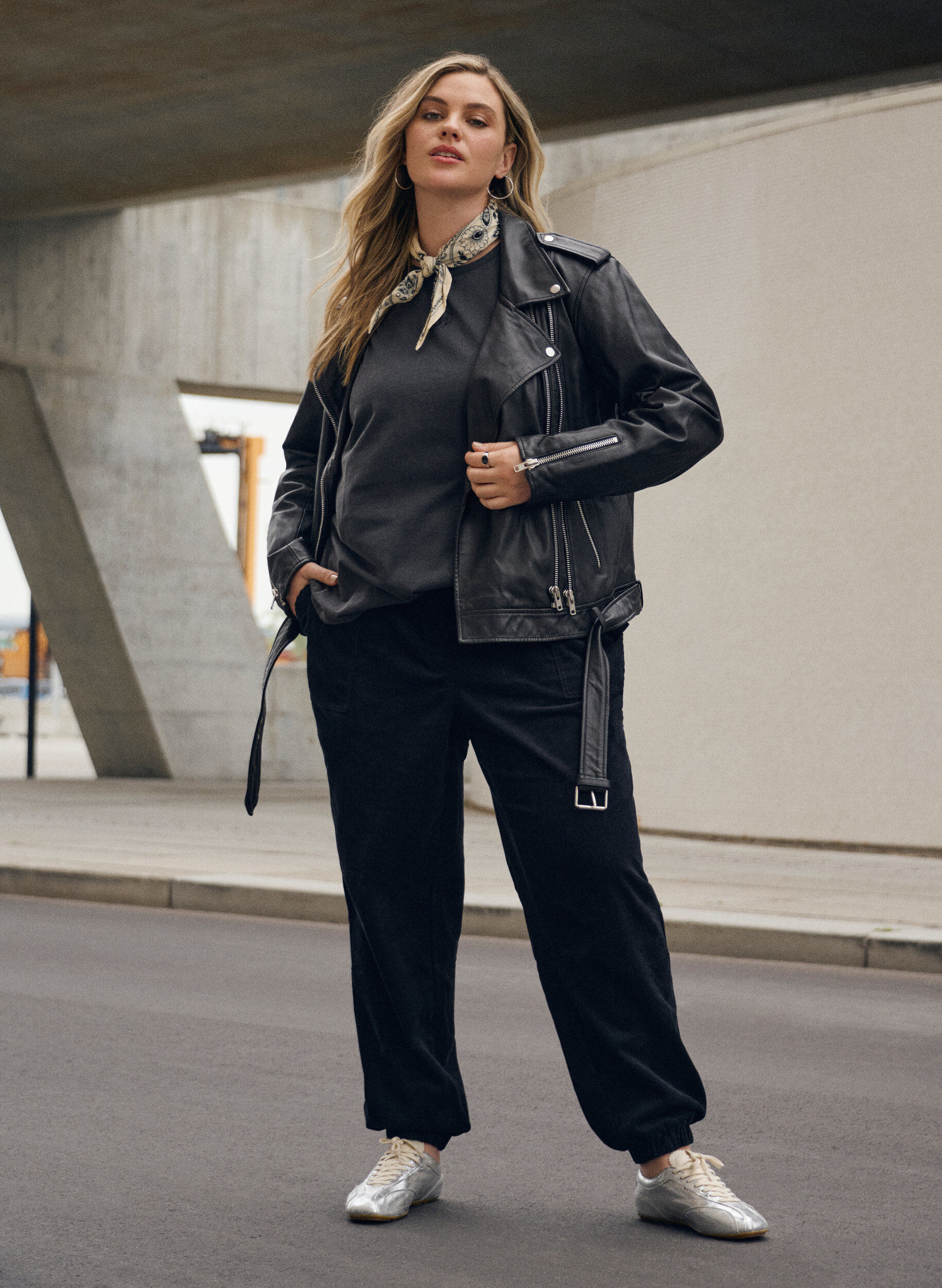 Zizzi Sztruksowe spodnie z gumka w pasie, Czarne, Image image number 0