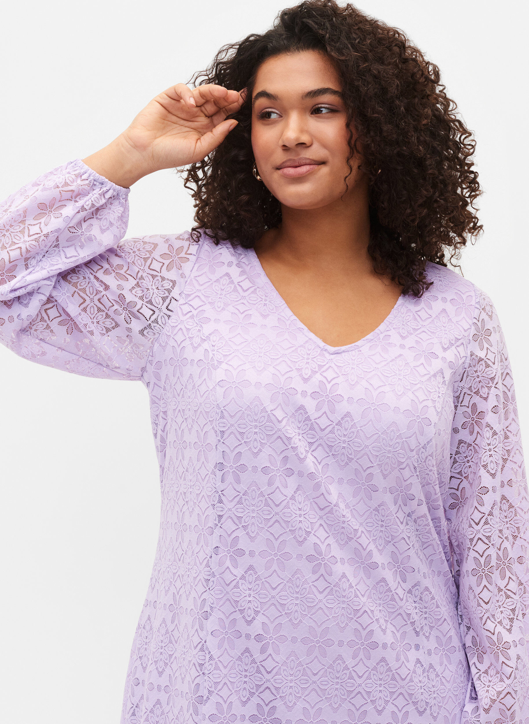 Zizzi Lace dress with v neck and long sleeves, Pastel Lilac, Model image number 2