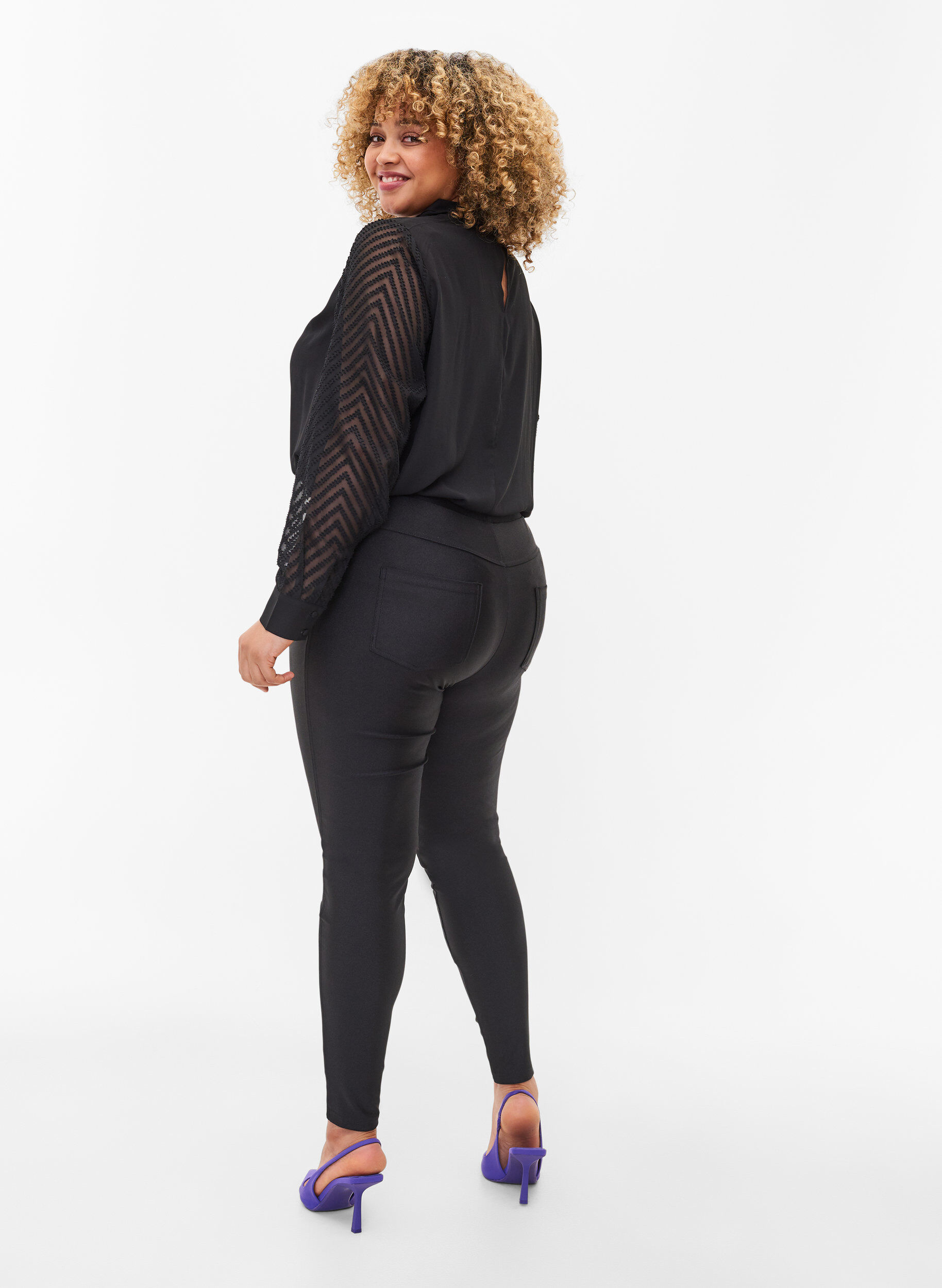 Zizzi Blyszczace legginsy z kieszeniami z tylu, o dlugosci 7/8, Black, Model image number 1