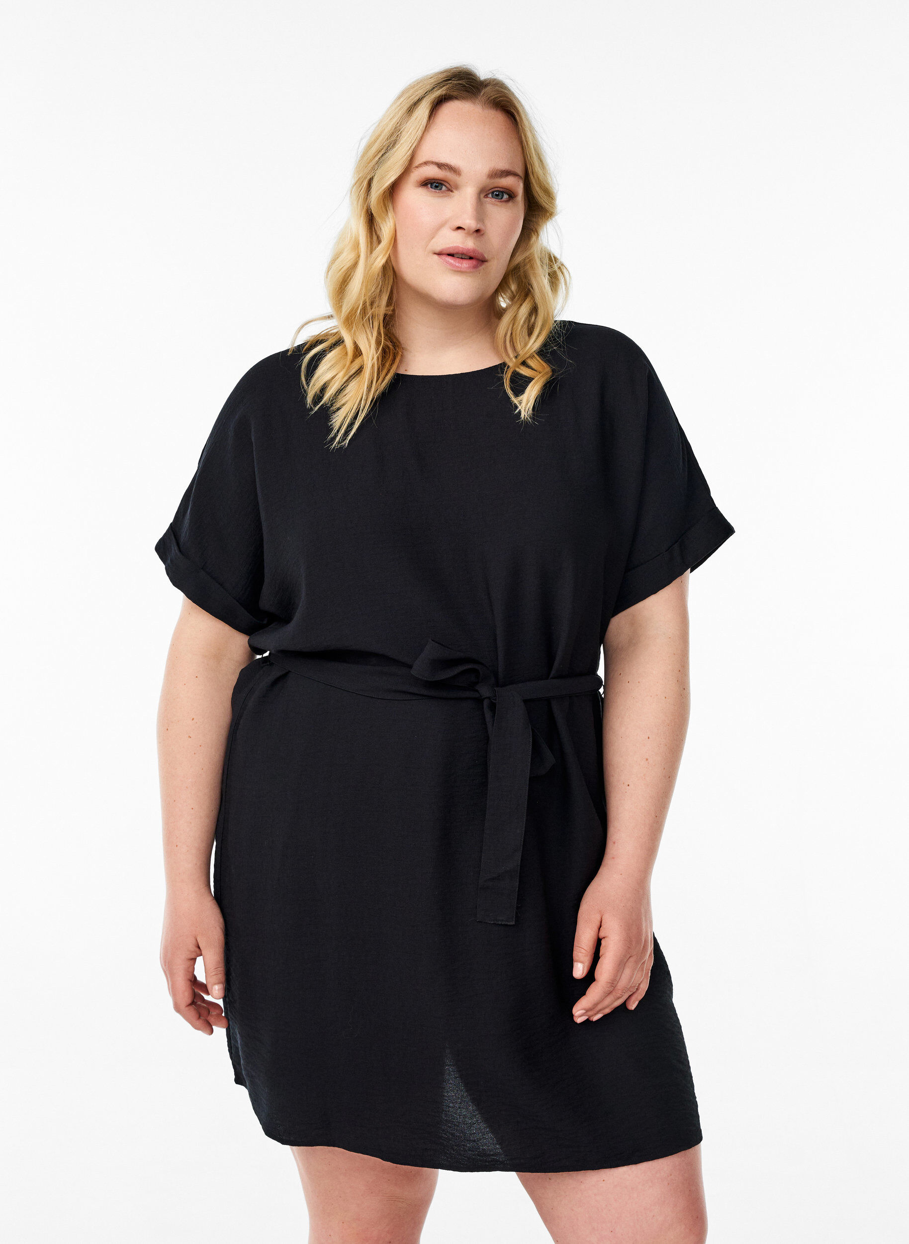 Kr&oacute;tka sukienka o luznym kroju z wiazanym paskiem, Czarne, Model