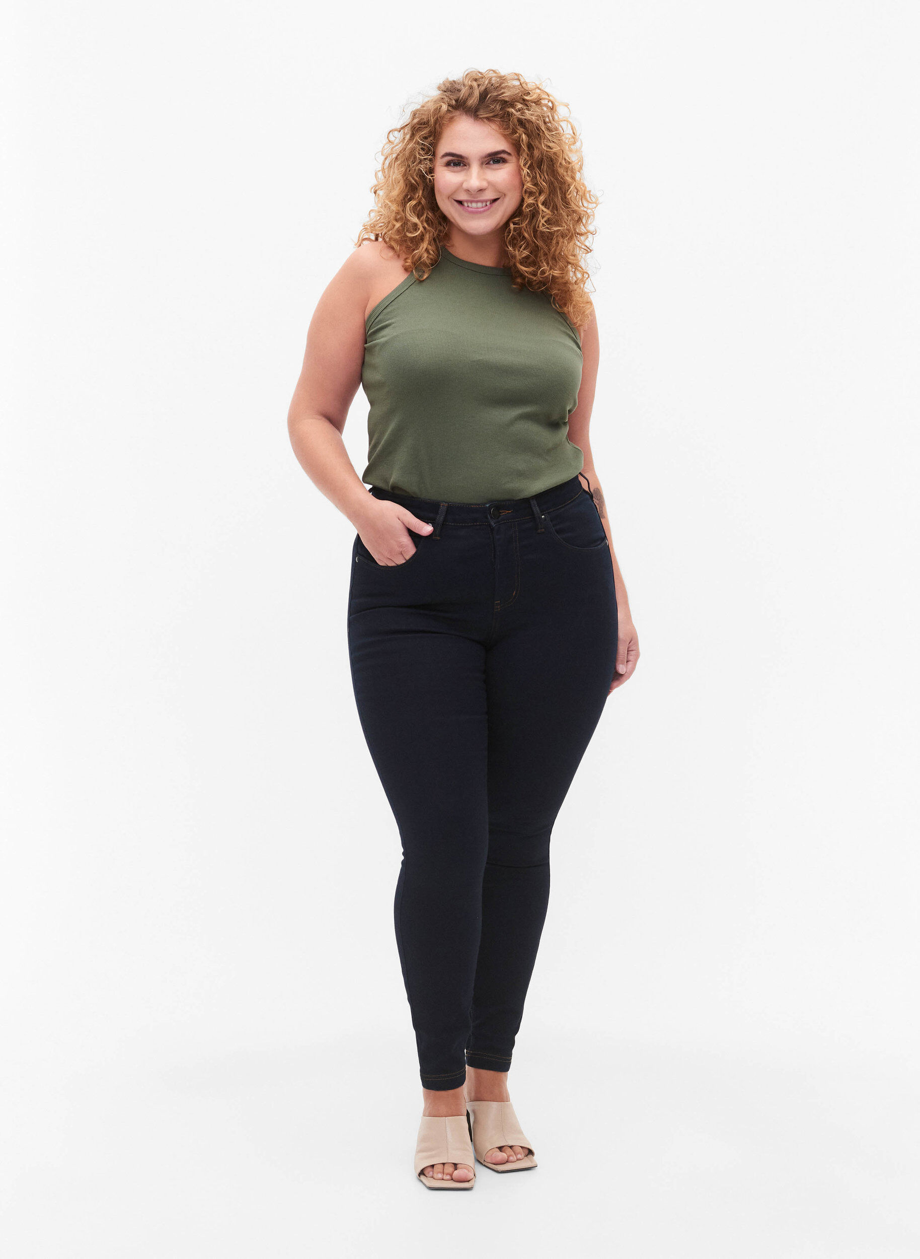 ZizziSuper waskie jeansy Amy z wysokim stanem, Tobacco Un, Model image number 0