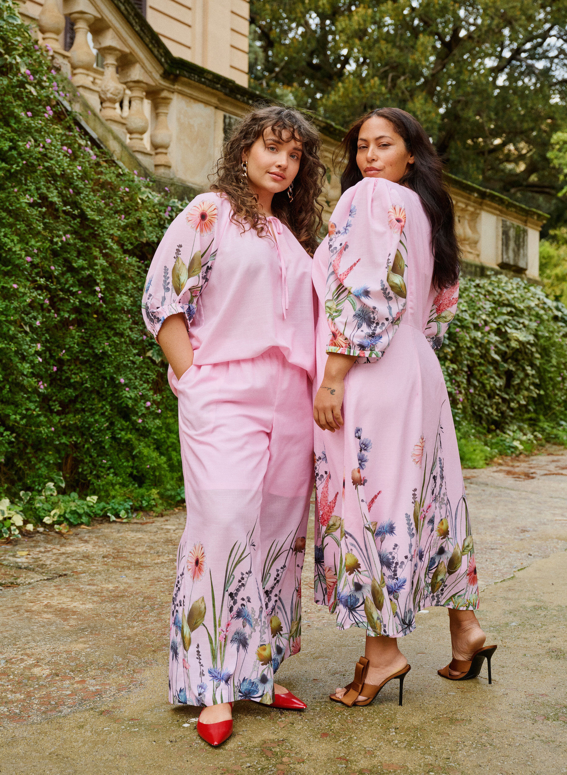 Zizzi Spodnie z kwiatowym nadrukiem i szerokimi nogawkami, R&oacute;żowy, Image image number 0