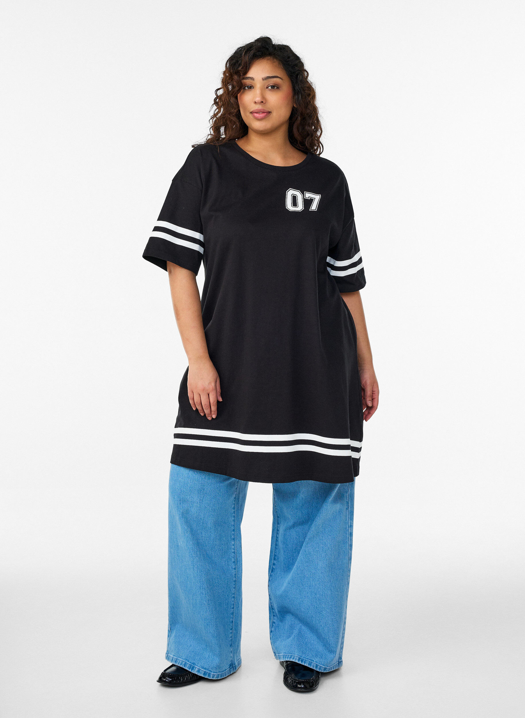 Zizzi Kr&oacute;tka sukienka koszulkowa ze sportowymi detalami, Czarne, Model image number 1