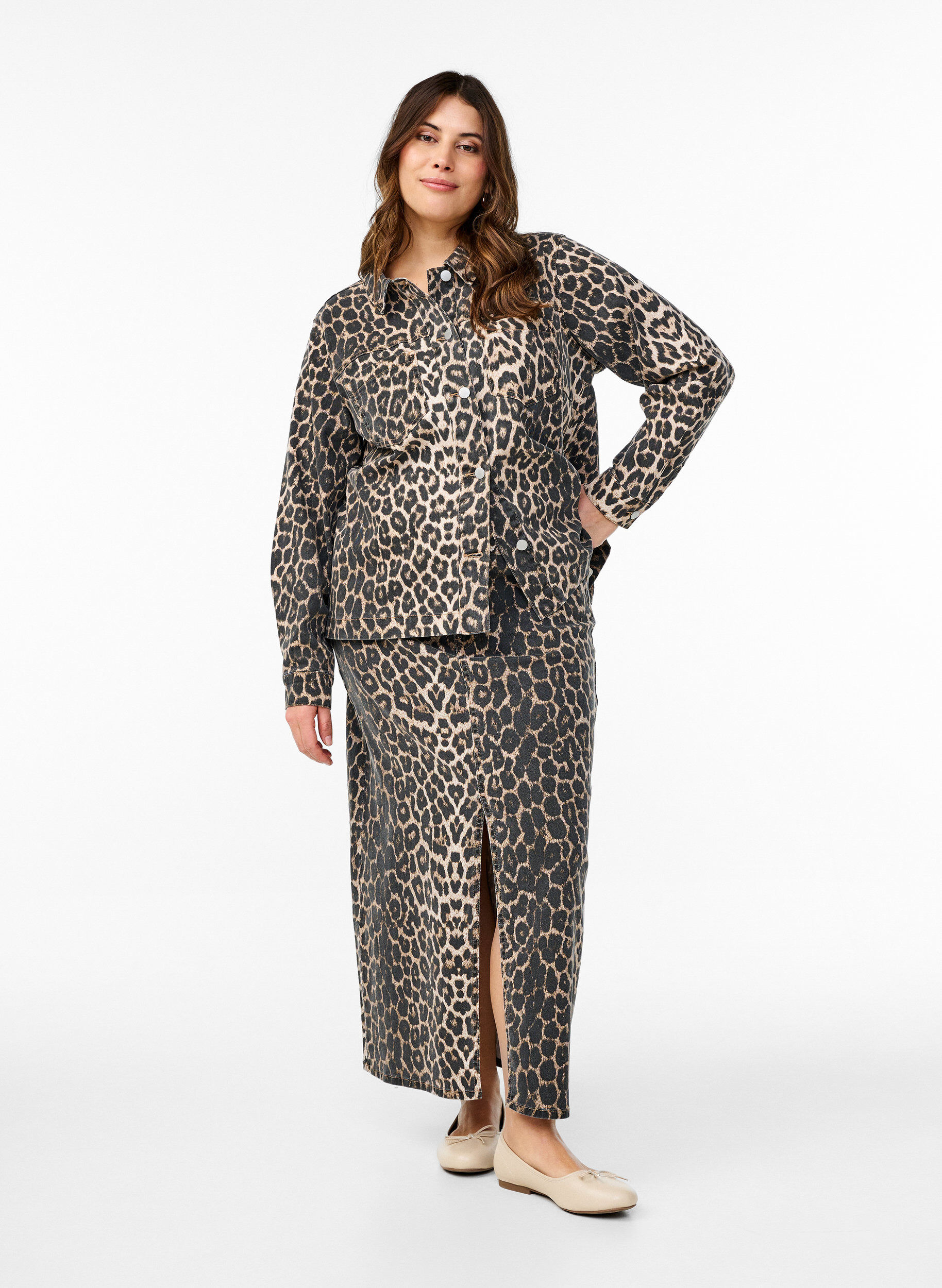 Zizzi Kurtka jeansowa z nadrukiem w panterke i kieszeniami na piersi, Brązowy, Model image number 1