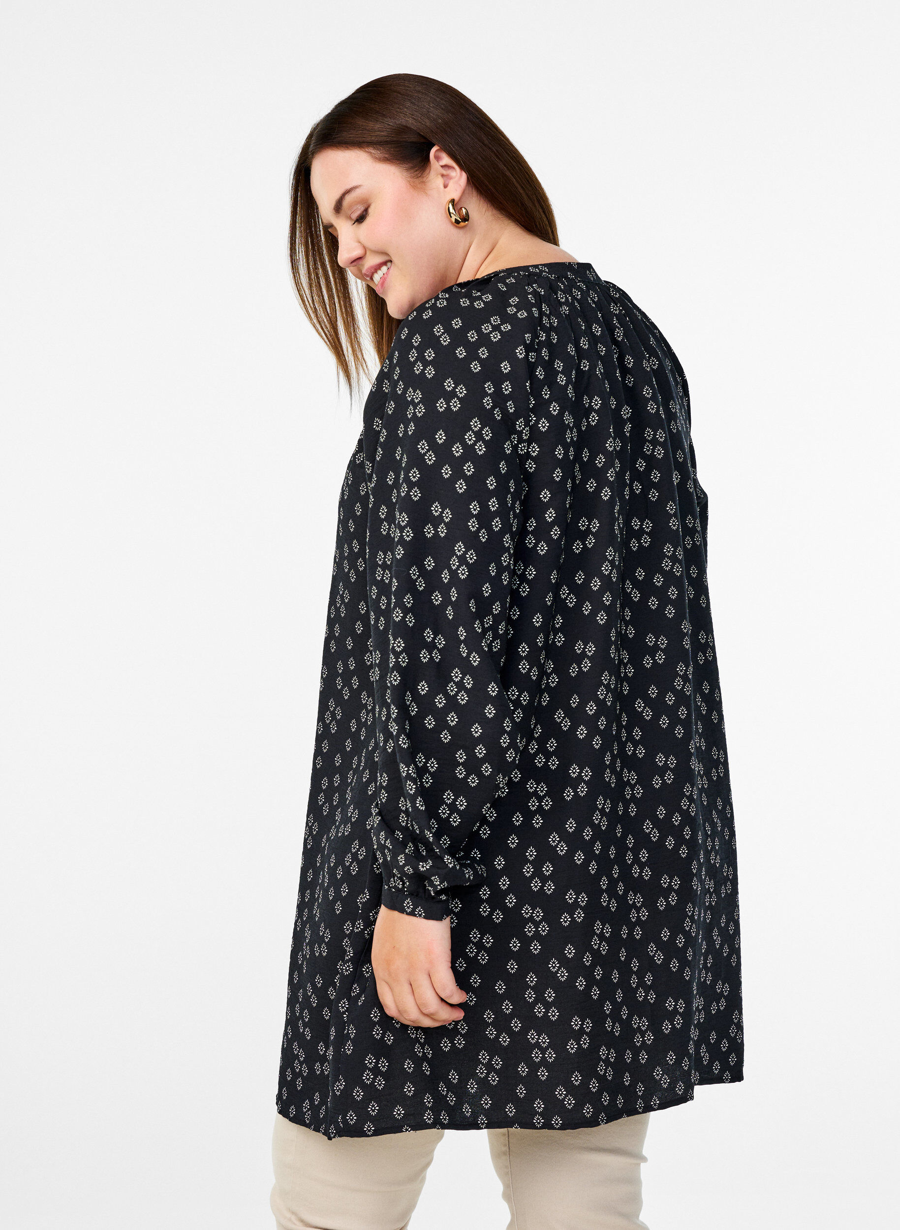 Zizzi Tunika z dlugim rekawem i kwiatowym nadrukiem, Czarne, Model image number 2