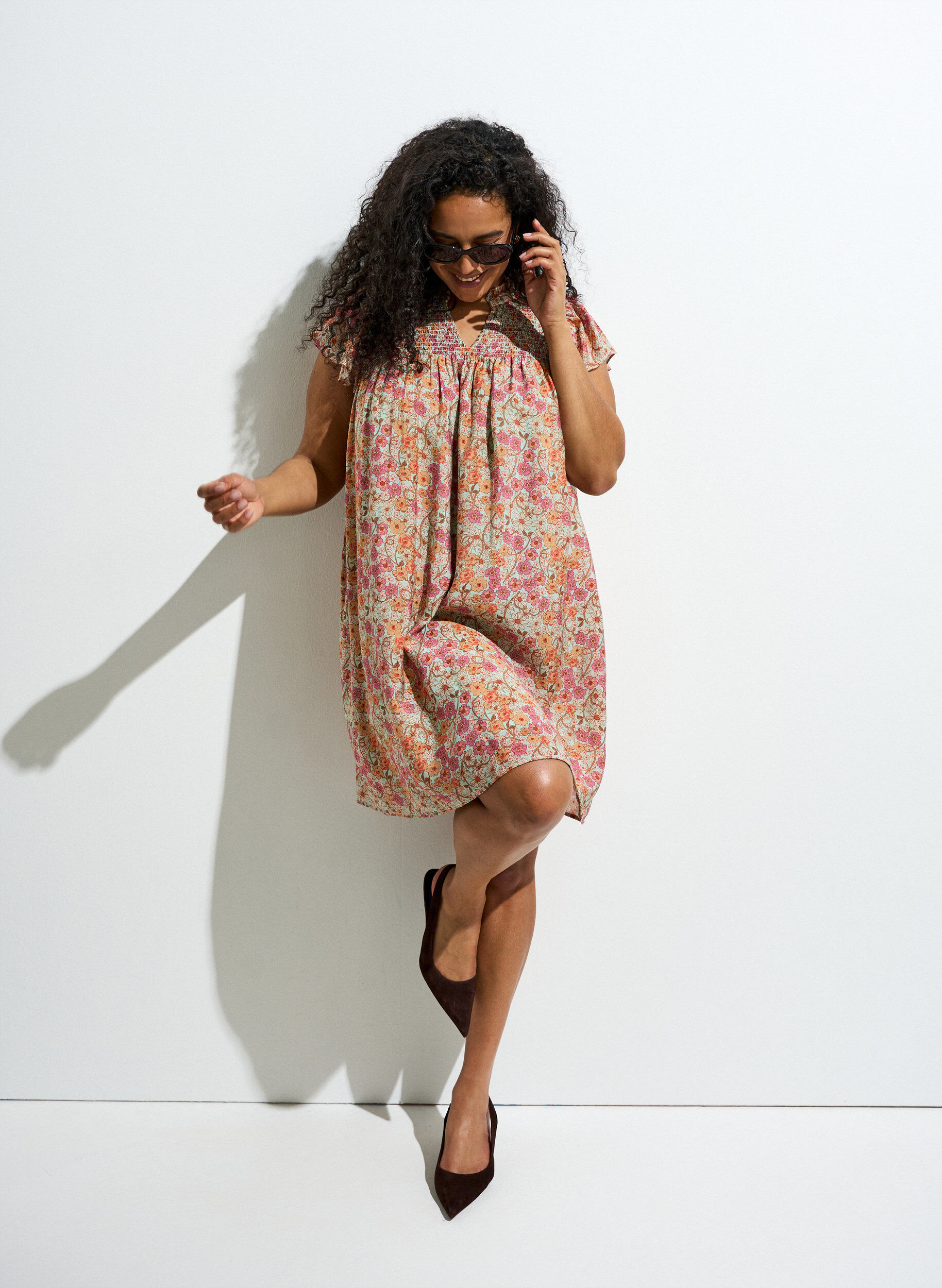 ZizziKr&oacute;tka wiskozowa sukienka z marszczeniami i kwiatowym nadrukiem, Pomarańczowy, Image image number 0