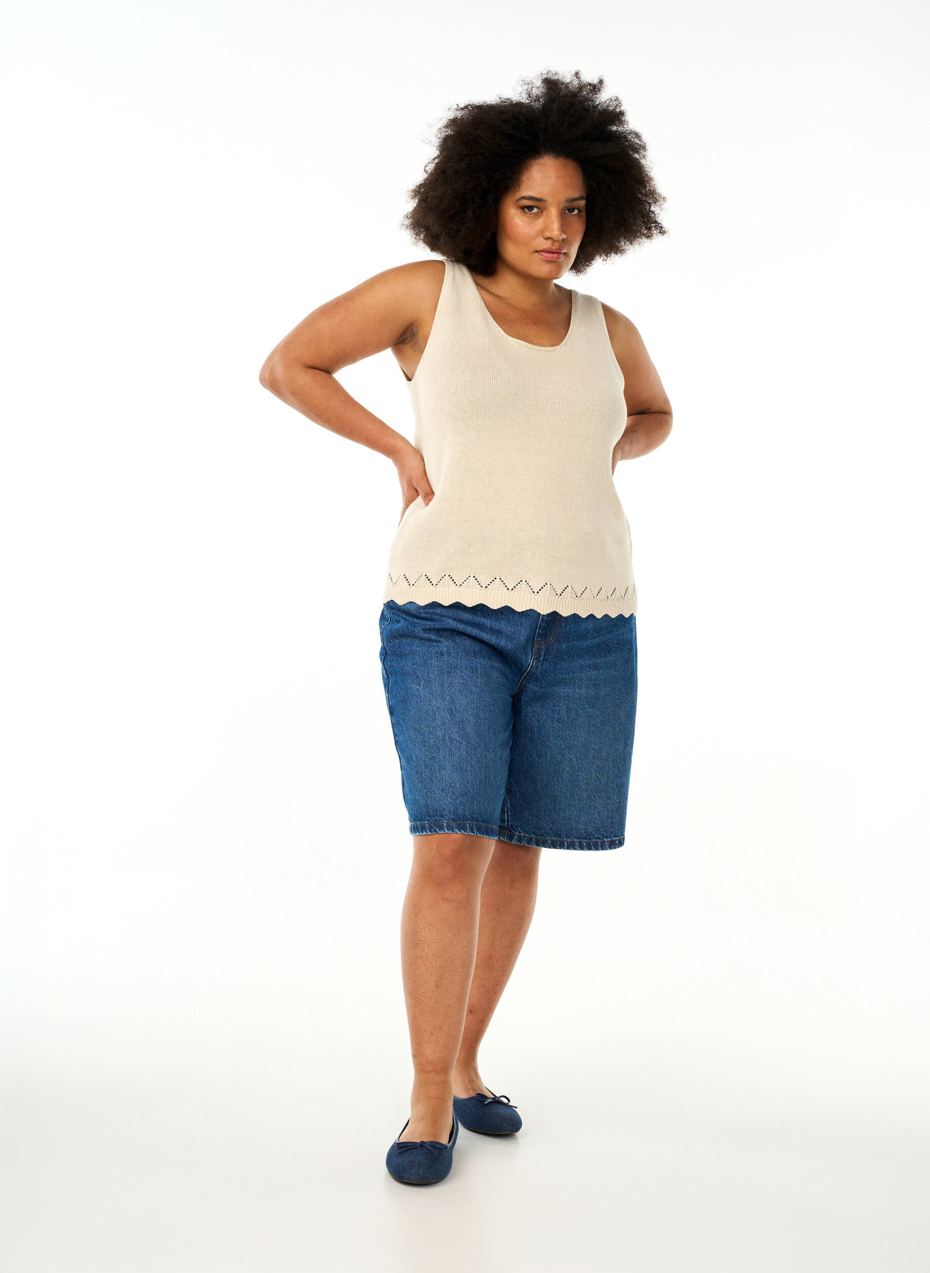 Zizzi Bezrekawnik dzianinowy z falbaniastym brzegiem, Sandshell, Model image number 2