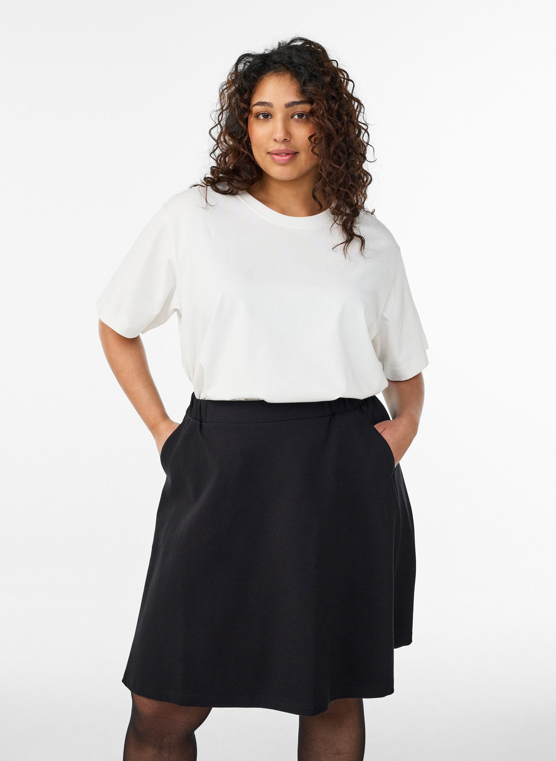 Sp&oacute;dnica typu skater z wiskozy, Czarne, Model