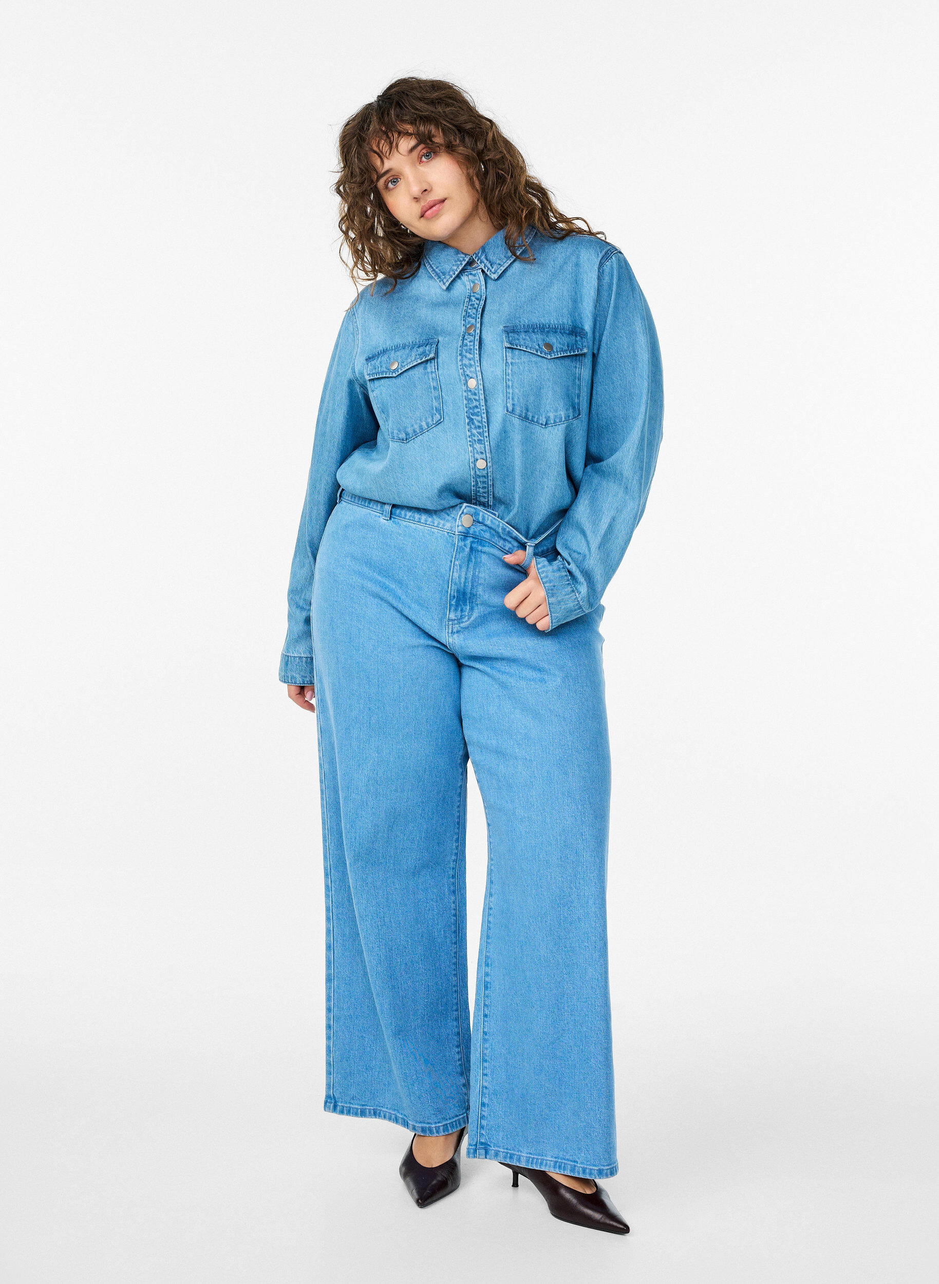 Zizzi Koszula jeansowa z kieszeniami na piersi, Niebieskie, Model image number 1