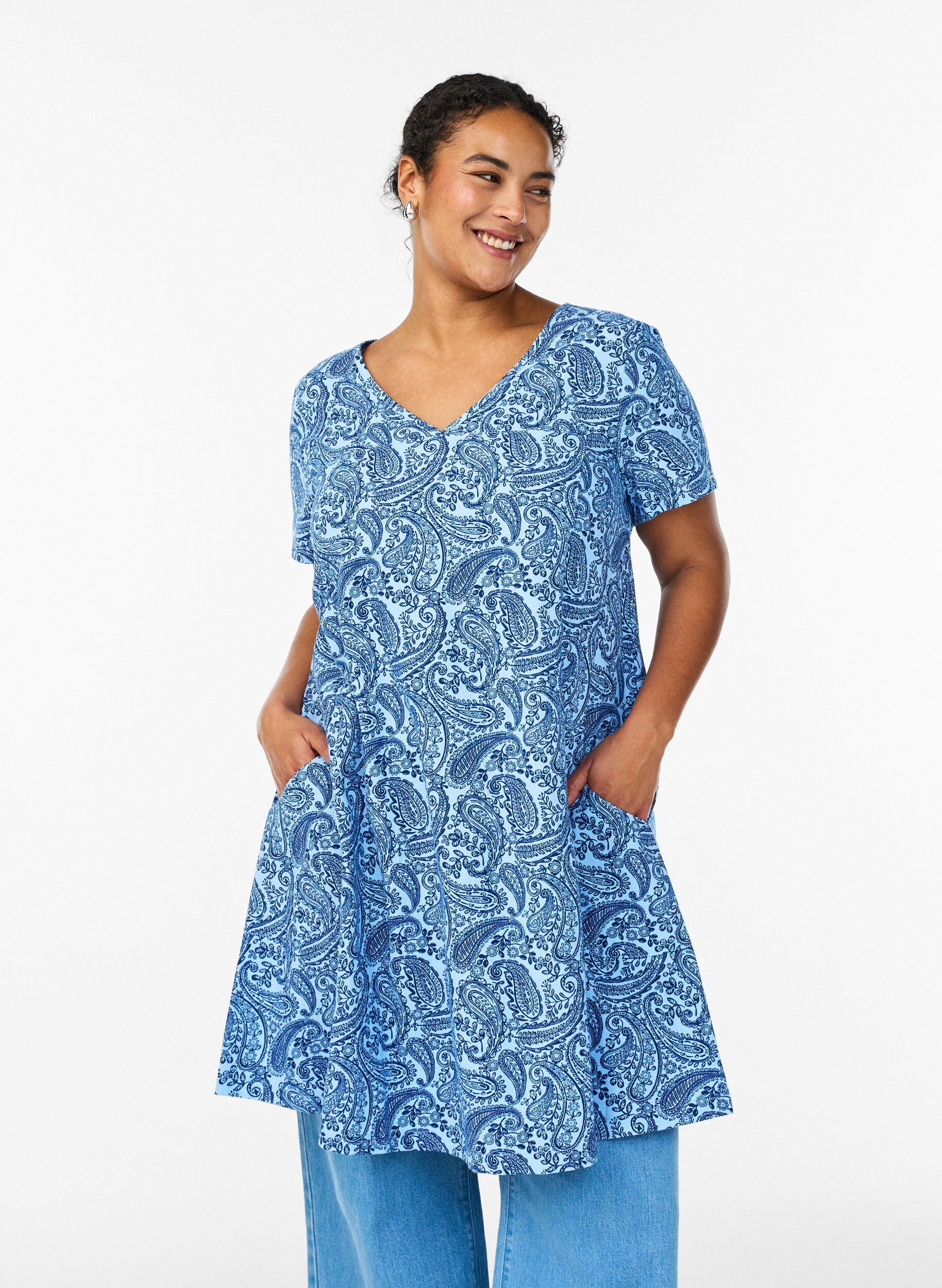 Kr&oacute;tka sukienka o kroju trapezowym z wzorem paisley, Niebieskie, Model