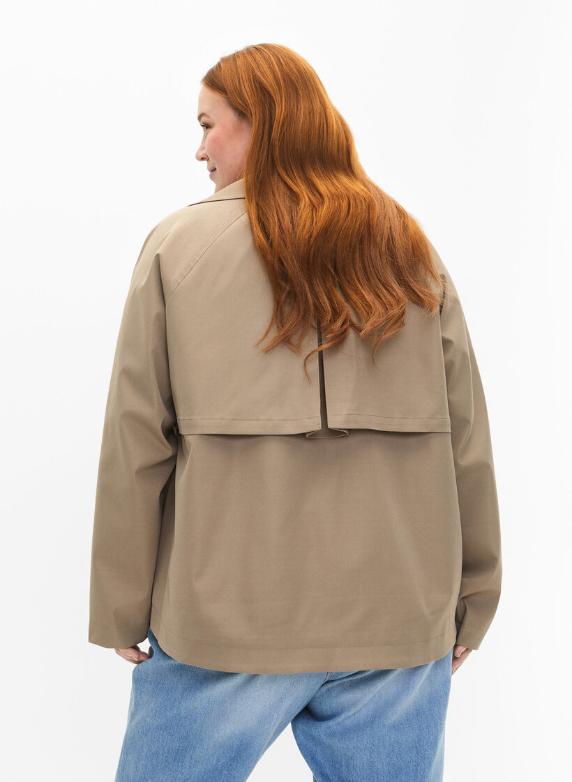 Krótki trencz z zapieciem na zatrzaski, Coriander, Model image number 1