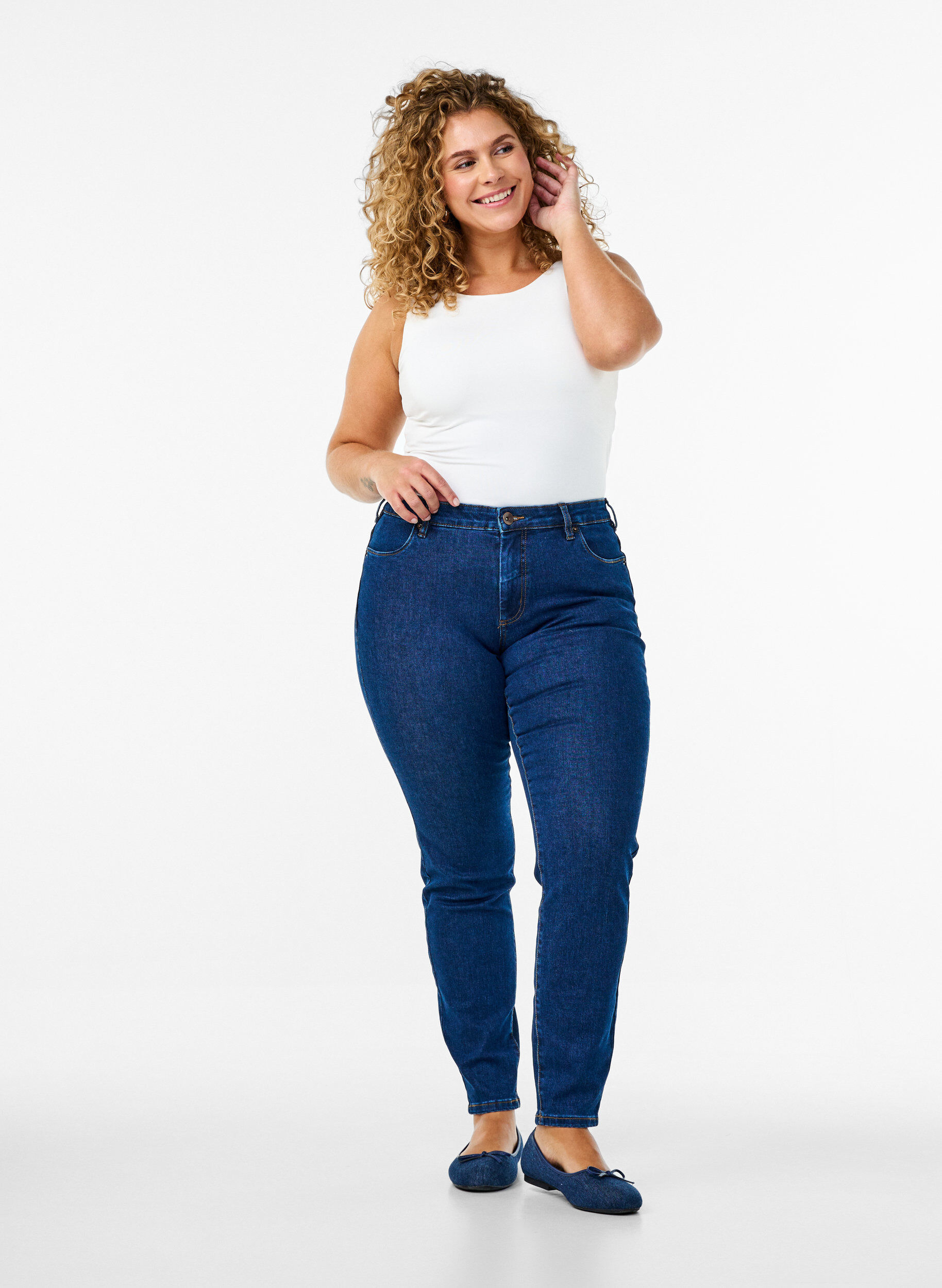 Jeansy Emily o dopasowanym kroju z normalna talia, Niebieskie, Model