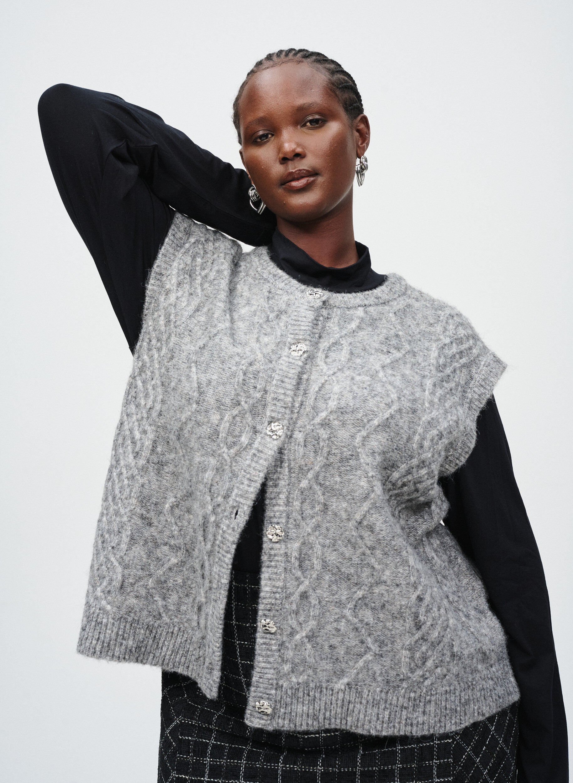 Zizzi Dzianinowy bezrekawnik ze wzorem i ozdobnymi guzikami, Szary, Image image number 0