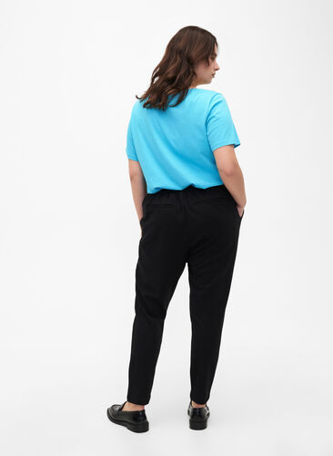 Spodnie nad kostke z kieszeniami, Black, Model image number 1