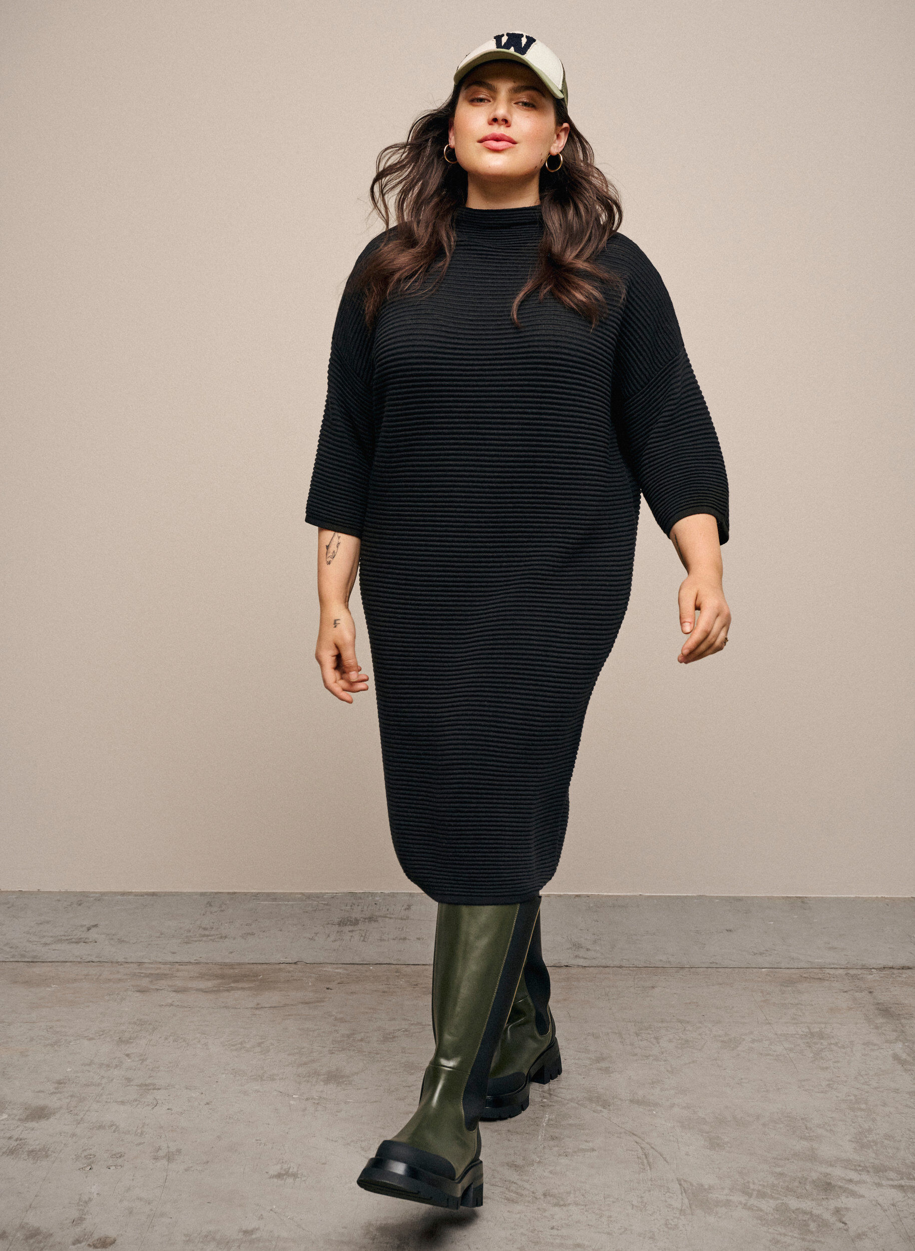 Zizzi Dzianinowa sukienka z przycietymi rekawami, Black, Model image number 2