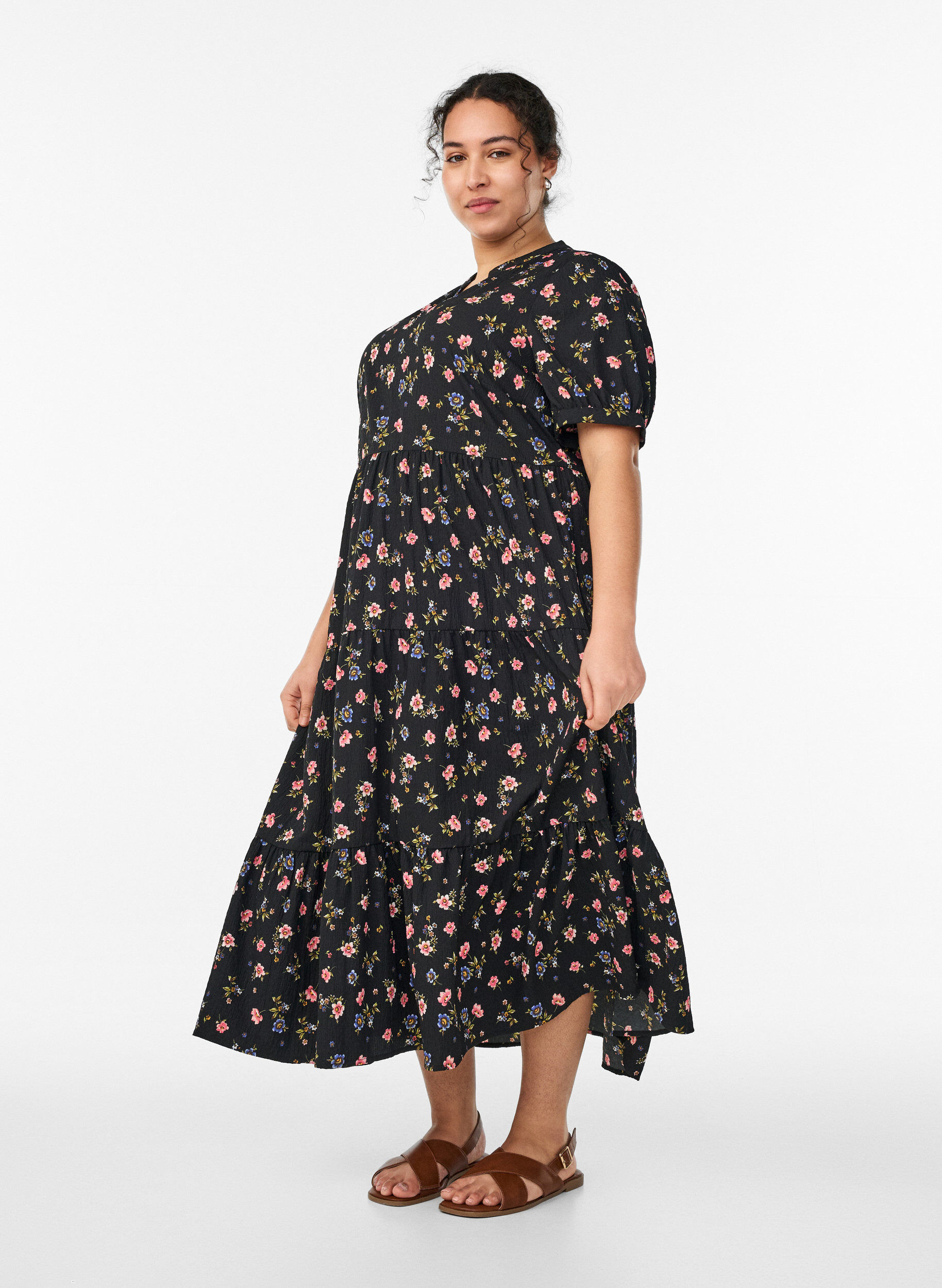 ZizziSukienka do kostek z kr&oacute;tkim rekawem i warstwowymi falbankami, Czarne, Model image number 0