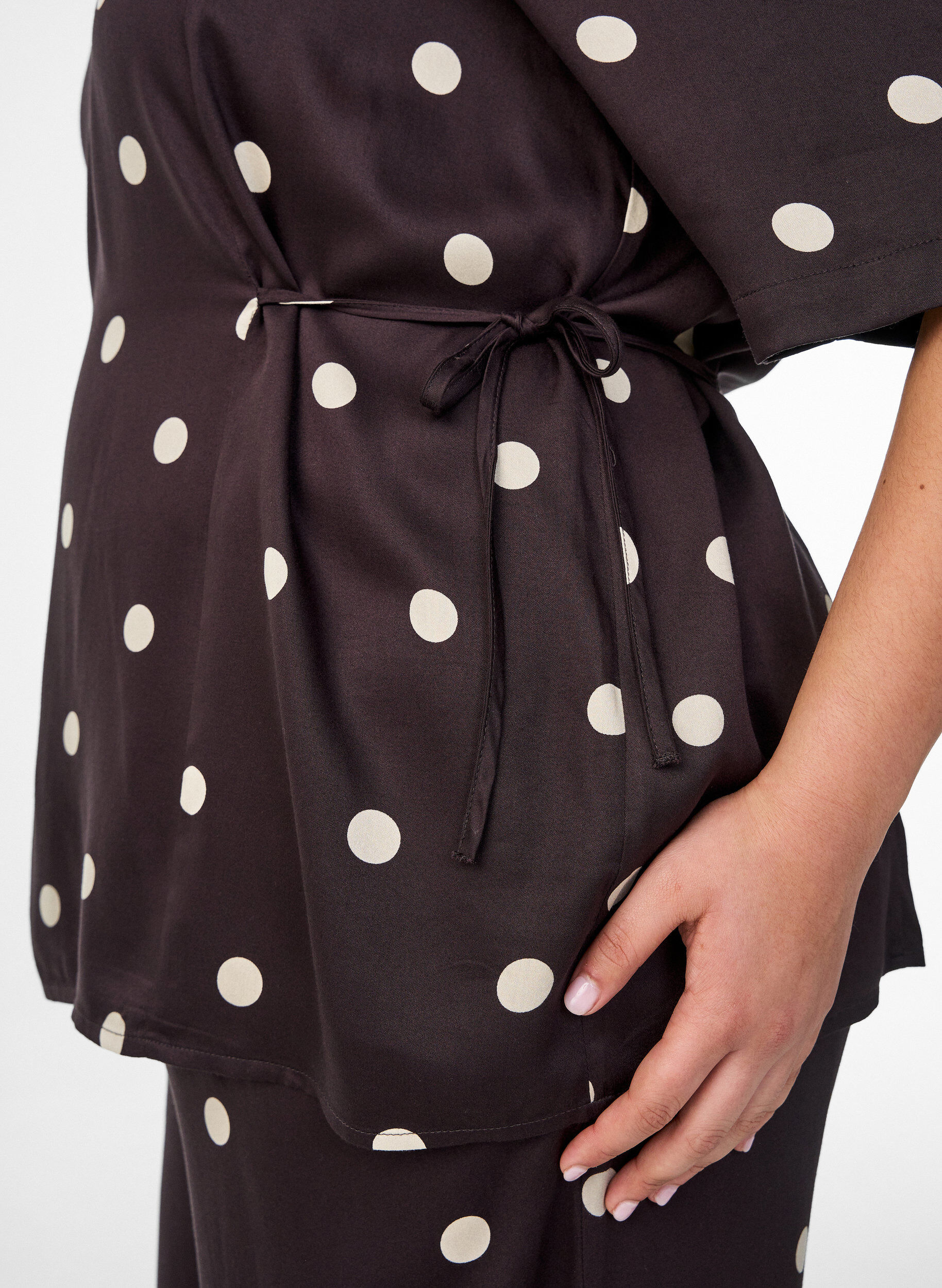 ZizziBluzka z wiskozy Polka dot z dekoltem w ksztalcie litery V i wiazaniami, Brązowy, Model image number 3