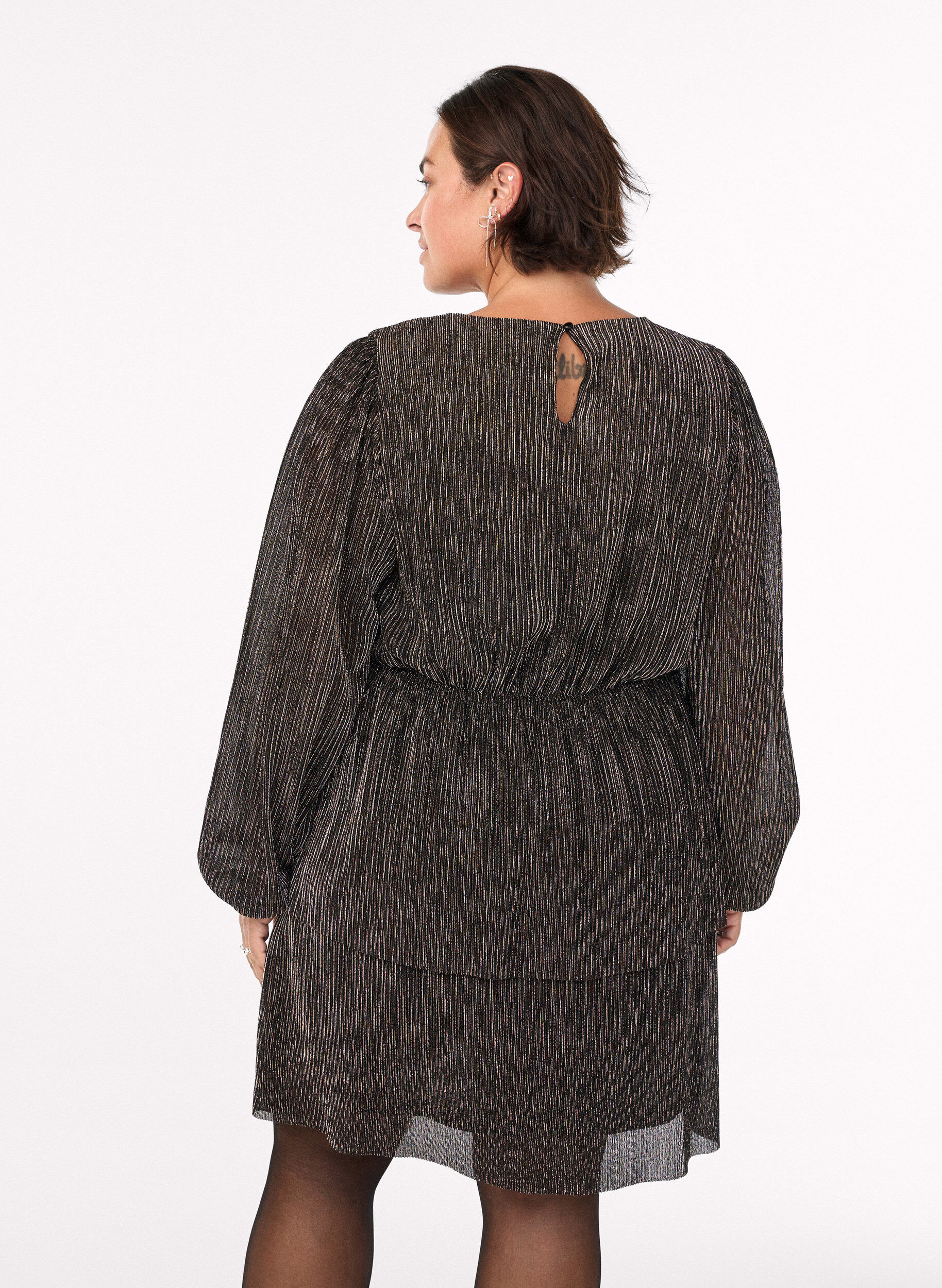 Zizzi Kr&oacute;tka sukienka z cekinowymi paskami i dlugimi rekawami, Czarne, Model image number 2