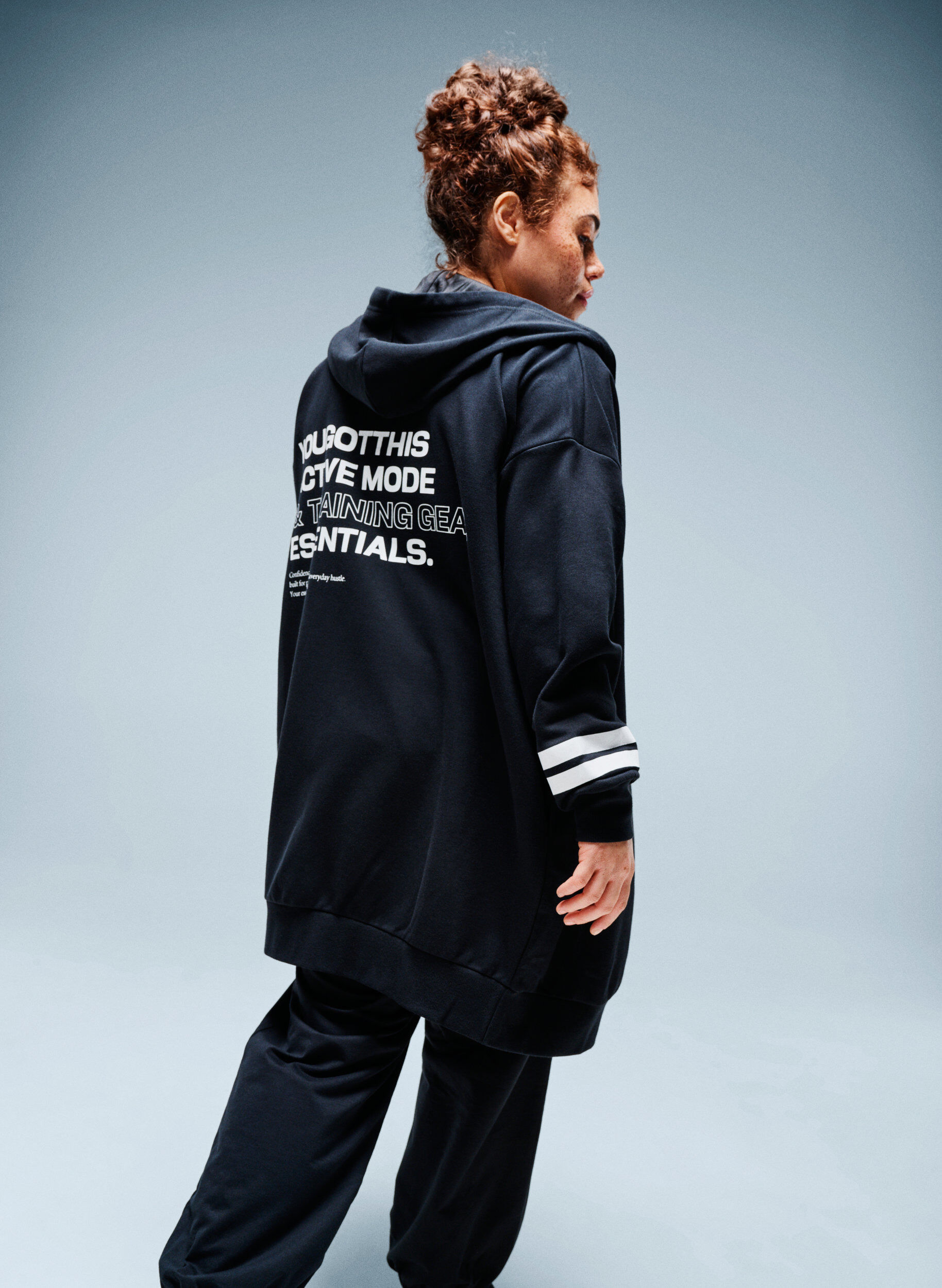 Zizzi Dlugi kardigan dresowy z nadrukowanymi detalami, Czarne, Image image number 0