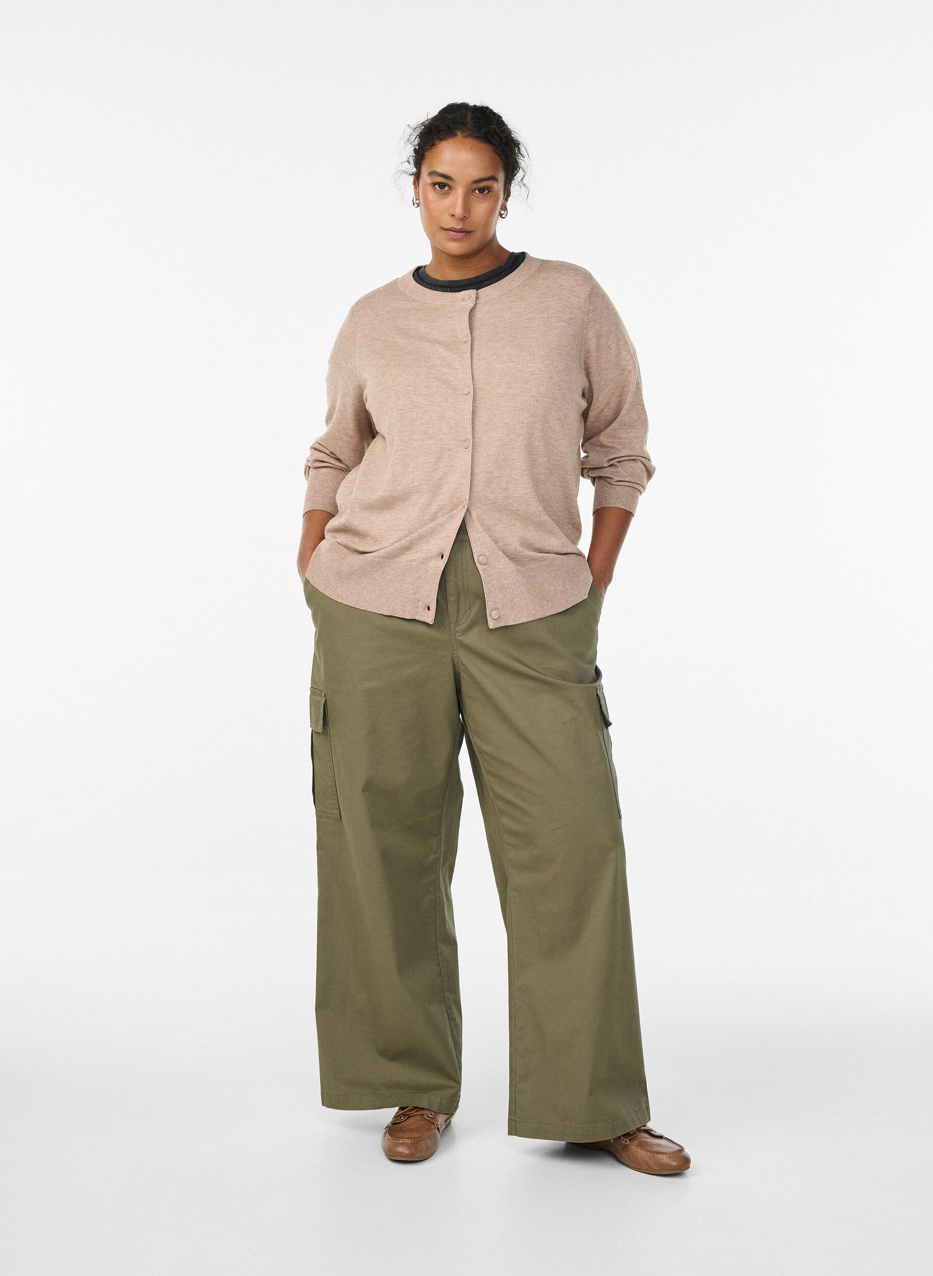 Zizzi Kardigan z okraglym dekoltem i guziki pokryte tkanina, Beżowy, Model image number 1