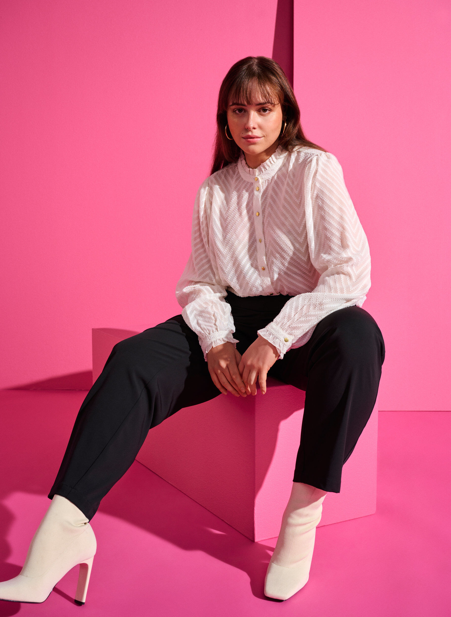 Zizzi Bluzka koszulowa z marszczeniami i wzorzysta faktura, Snow White, Image image number 0