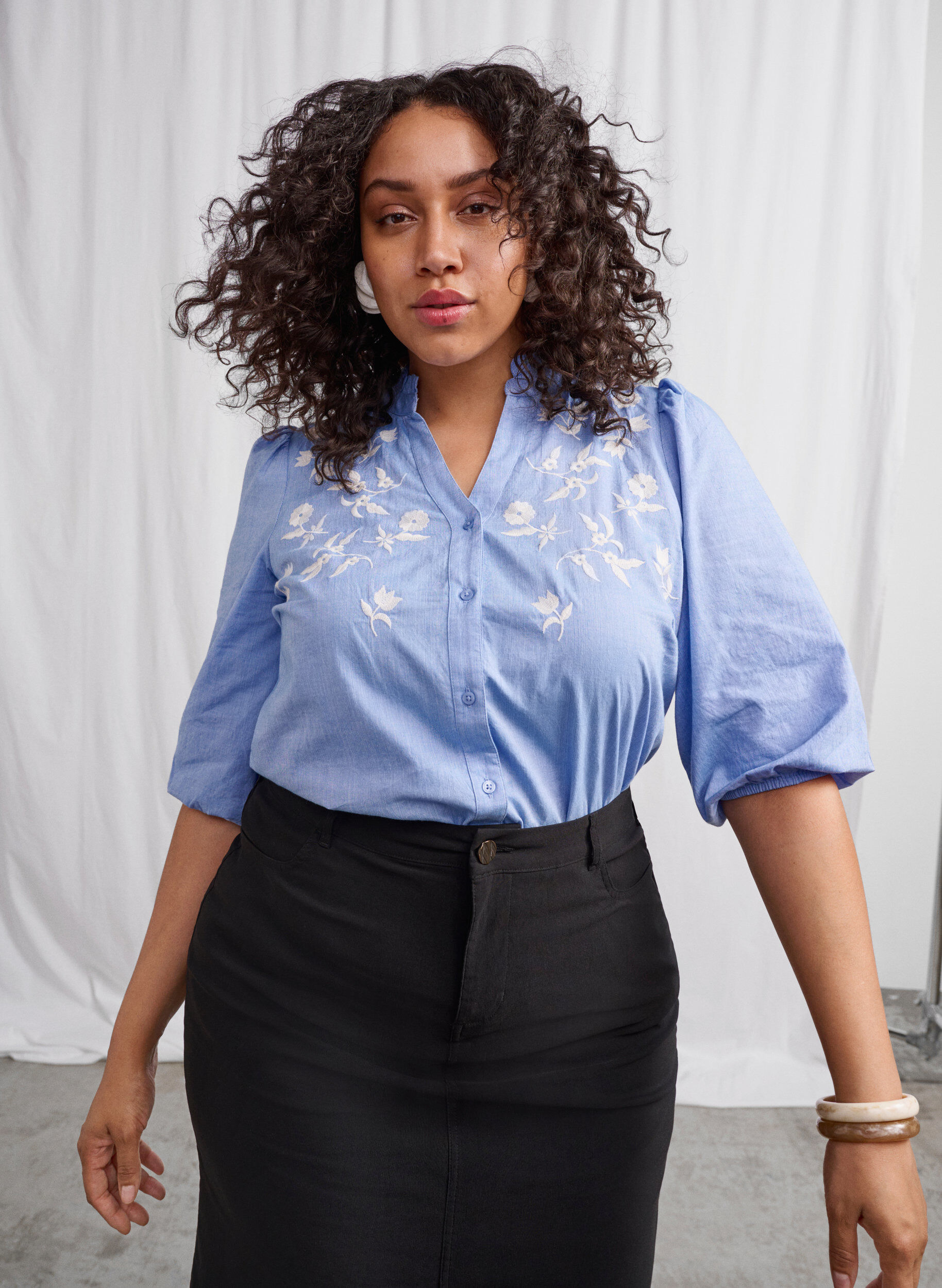 Zizzi Bawelniana bluzka koszulowa z haftowanymi kwiatami, Vista Bl. W. White, Image image number 1