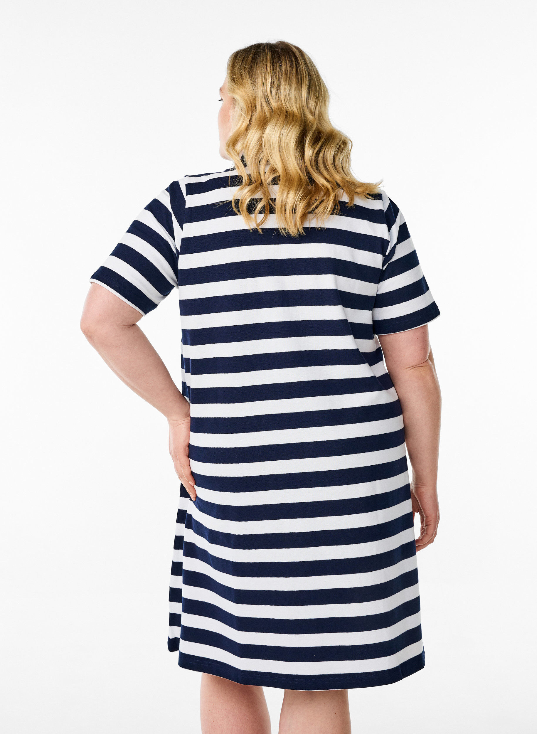 Zizzi Kr&oacute;tka sukienka polo o kroju trapezowym, Niebieskie, Model image number 2