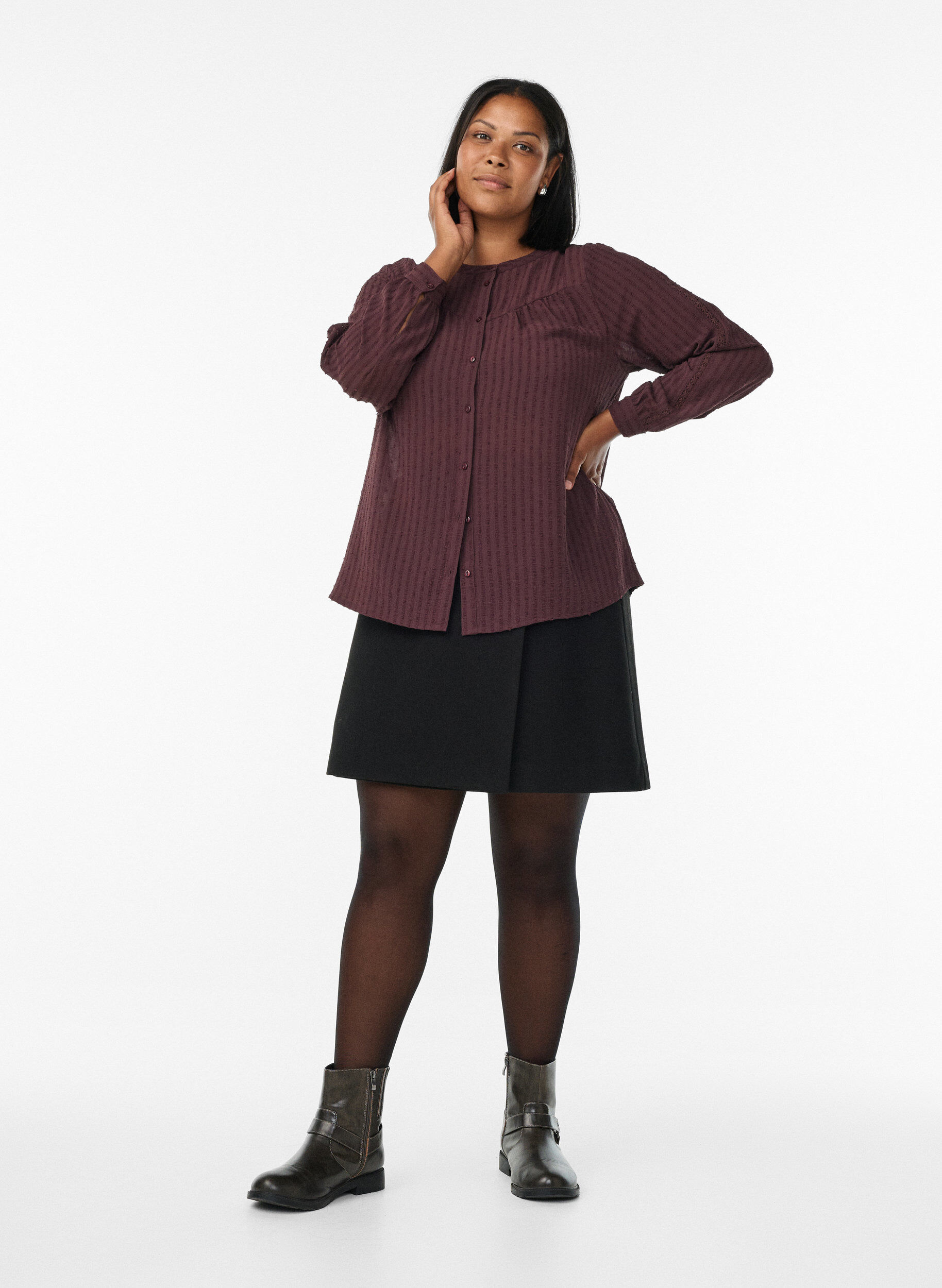 Zizzi Koszula z teksturowanym wzorem w kropki i haftowanymi detalami, Ciemnobordowy, Model image number 1