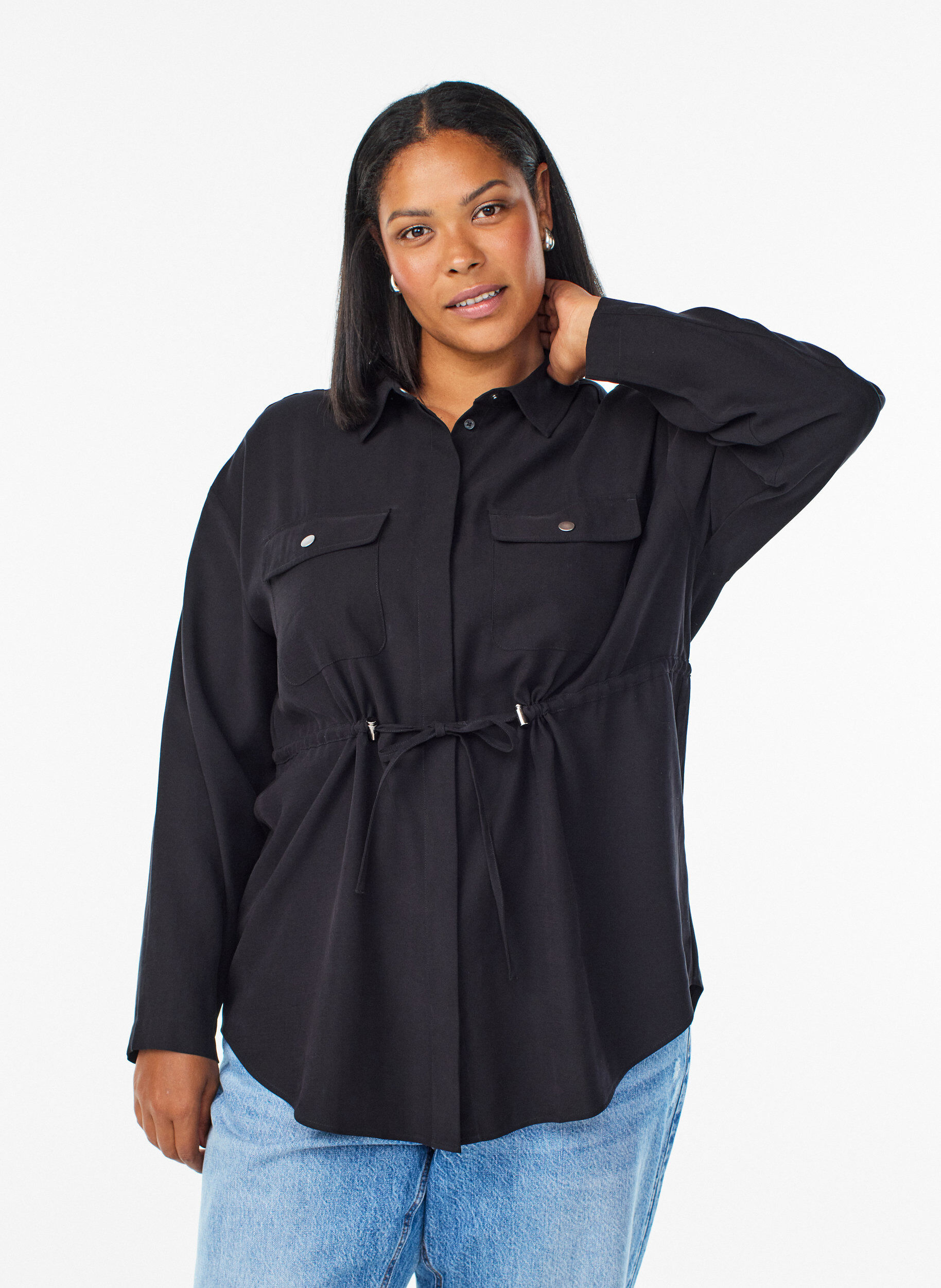 Tunika z kieszeniami na piersi i regulowana talia, Czarne, Model