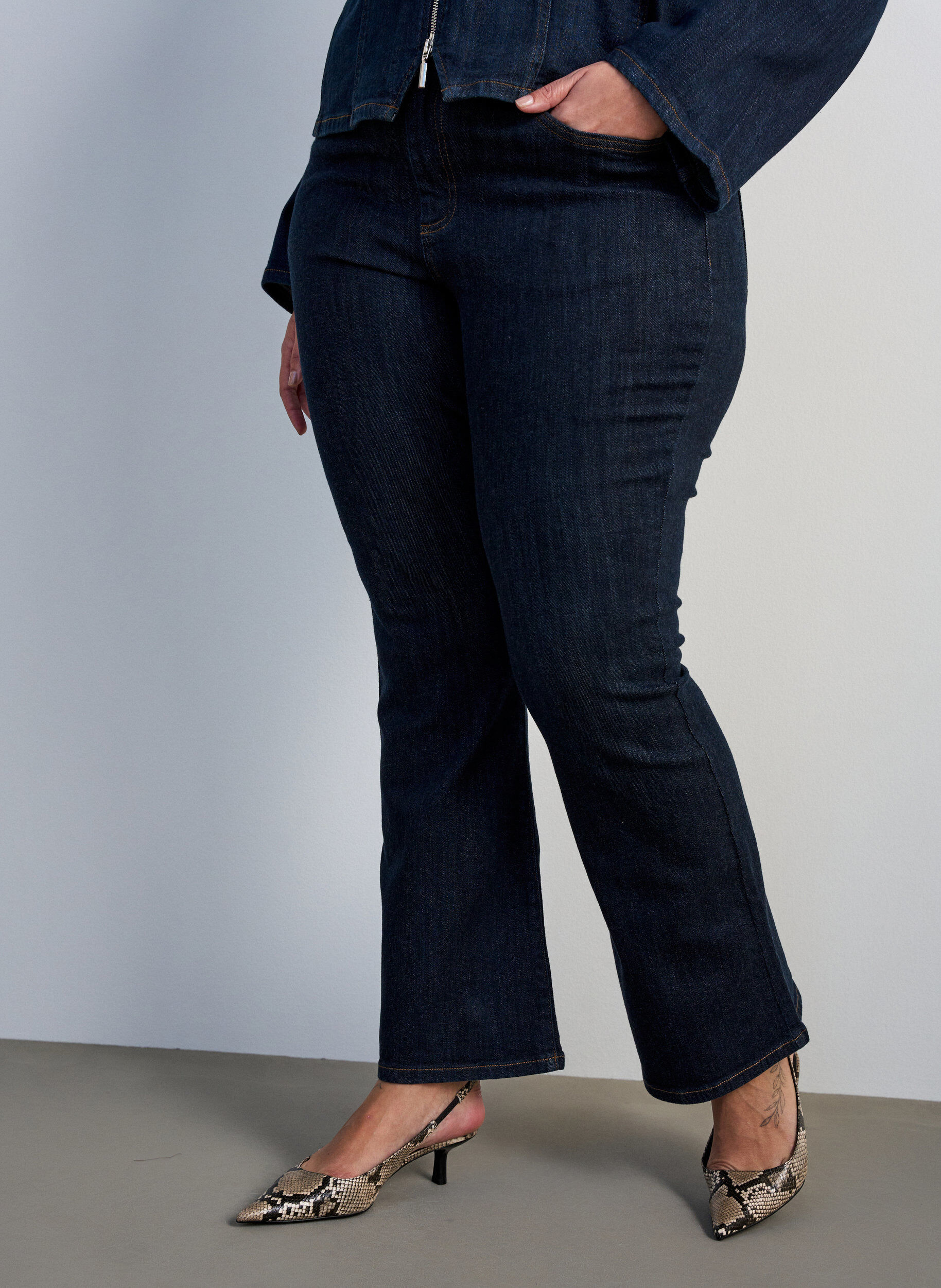 ZizziJeansy bootcut z wysokim stanem Ellen, Niebieskie, Model image number 2