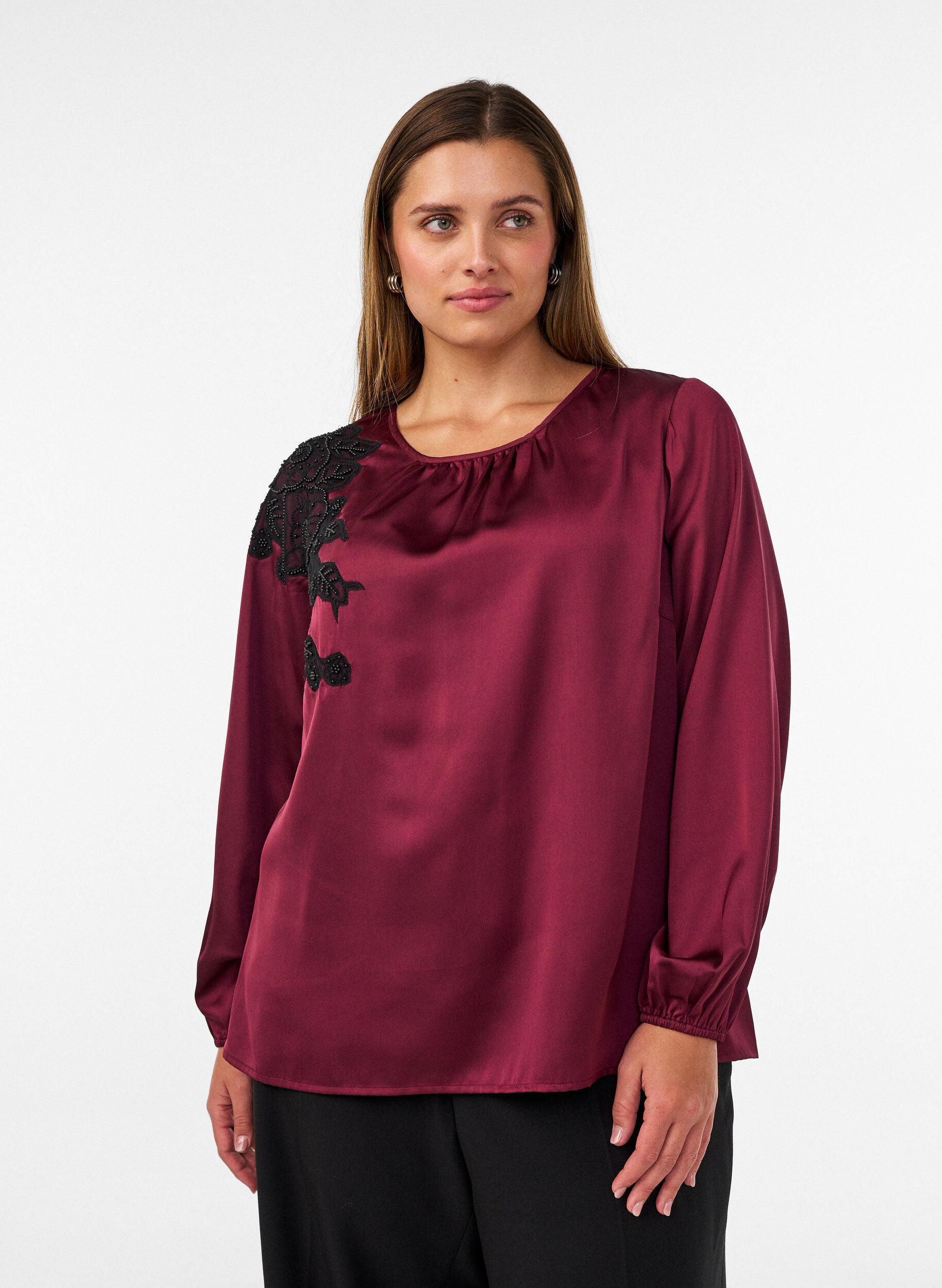 ZizziSatynowa bluzka z koronkowa aplikacja i perelkami, Czerwony, Model image number 0