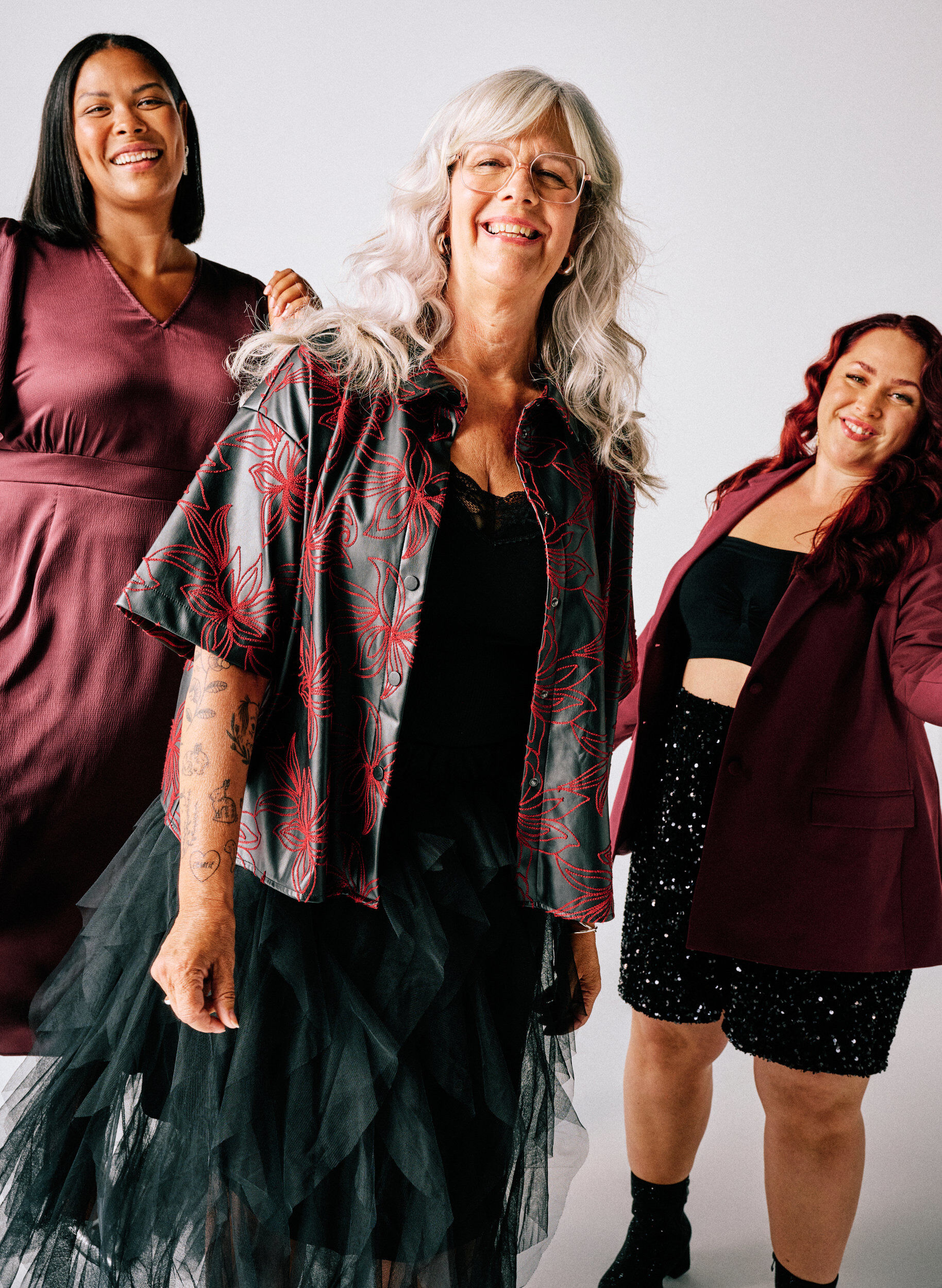 Zizzi Kr&oacute;tka koszula ze sztucznej sk&oacute;ry z kontrastowymi haftami, Czarne, Image image number 0