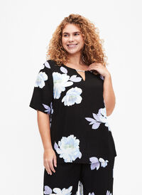 Wiskozowa bluzka z krótkim rekawem i nadrukiem, Black Big Flower AOP, Model