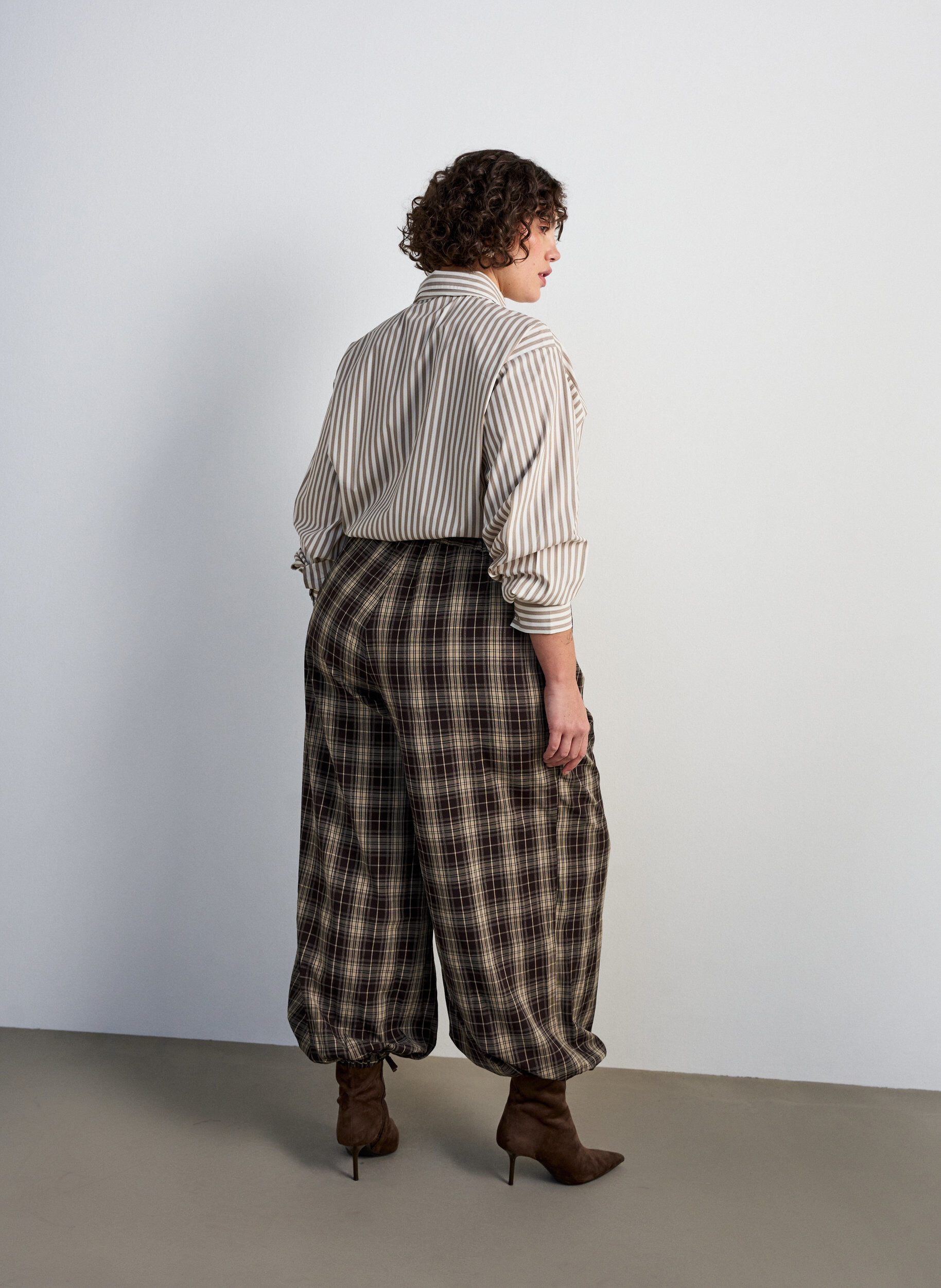 ZizziKoszula w paski z odpinanym wiazaniem pod szyja, Beżowy, Model image number 2
