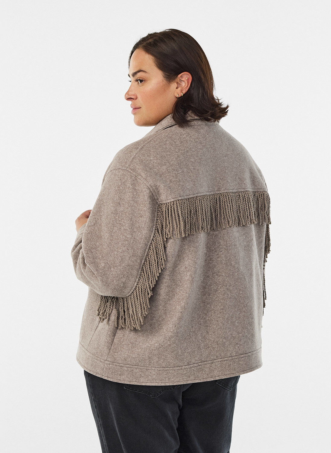 Zizzi Kr&oacute;tka kurtka koszulowa z fredzlami, Beżowy, Model image number 2