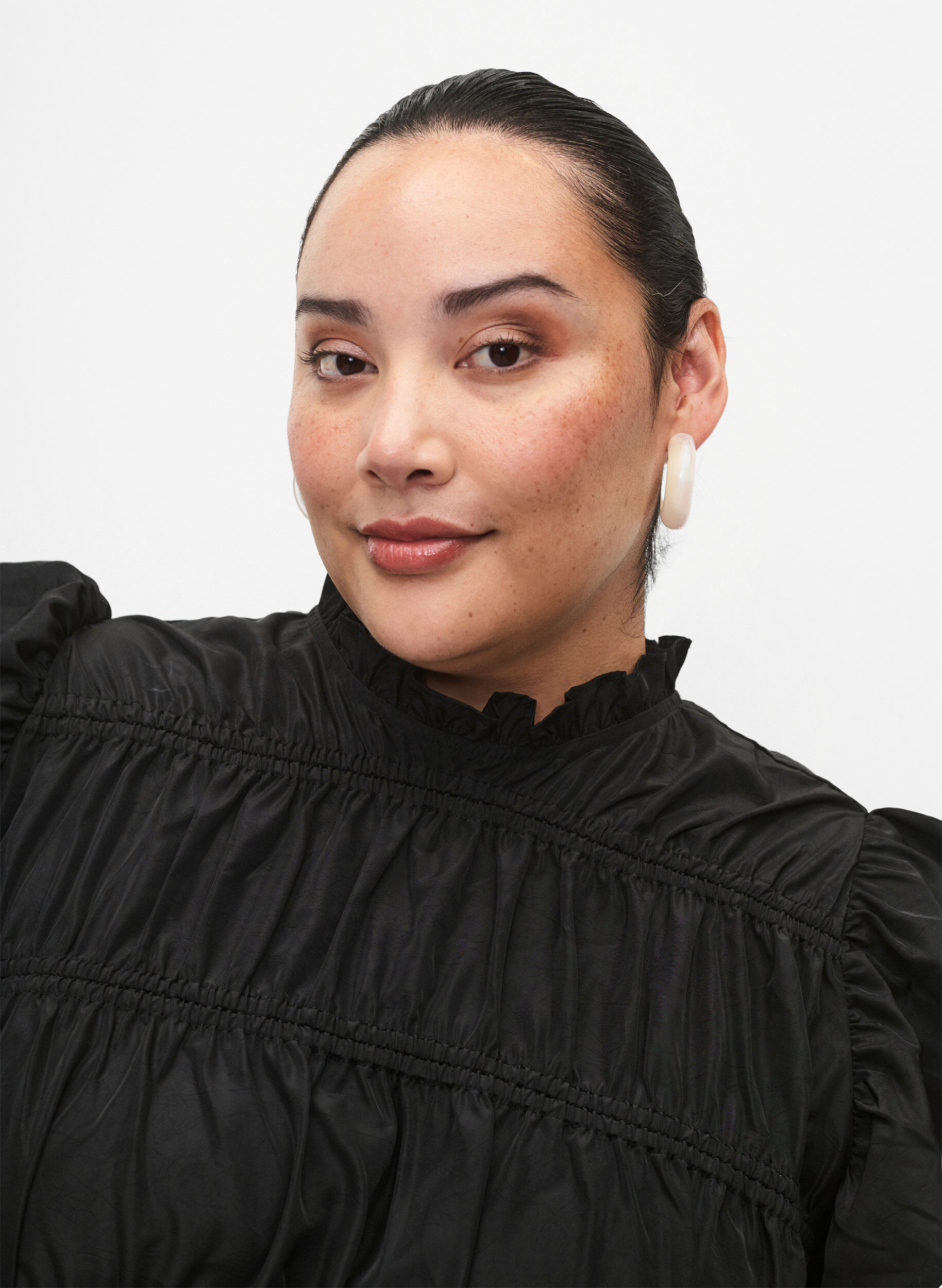 Zizzi Sukienka z falbanami i elastycznymi odcieciami, Black, Model image number 3