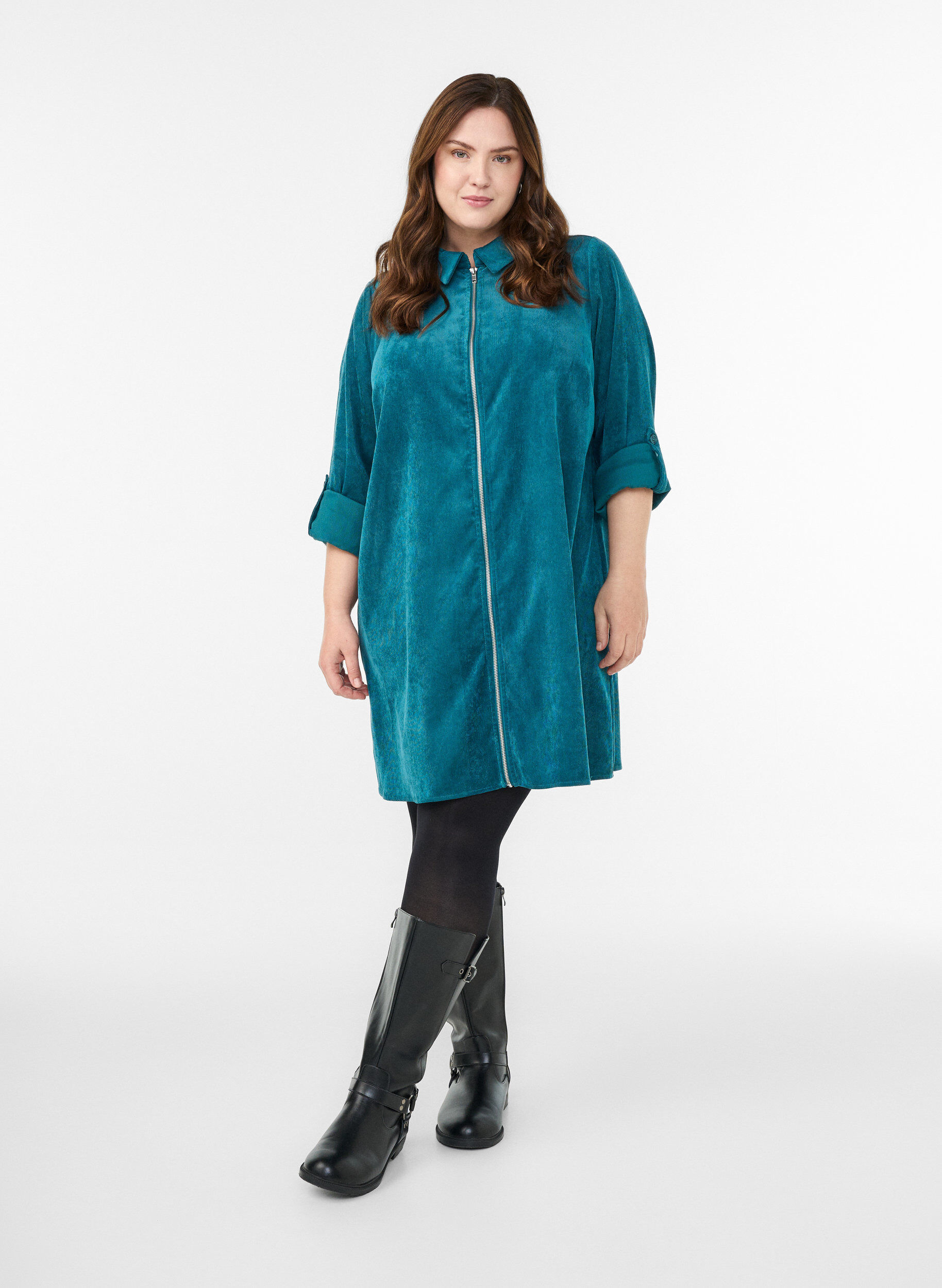 Zizzi Sukienka sztruksowa z zamkiem i rekawami 3/4, Zielony, Model image number 1