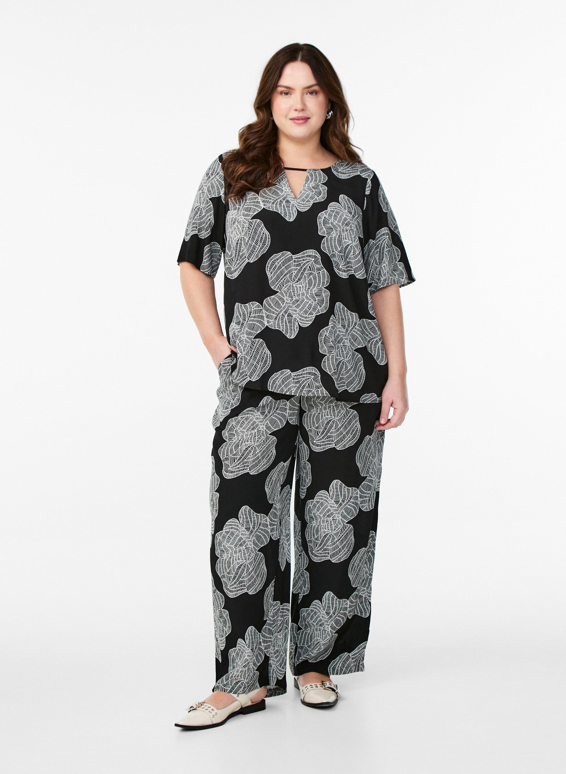 Zizzi Wiskozowa bluzka z kr&oacute;tkim rekawem i nadrukiem, Czarne, Model image number 1