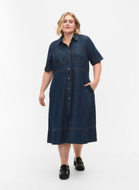 Jeansowa sukienka koszulowa z krótkim rekawem, Dark blue denim, Model