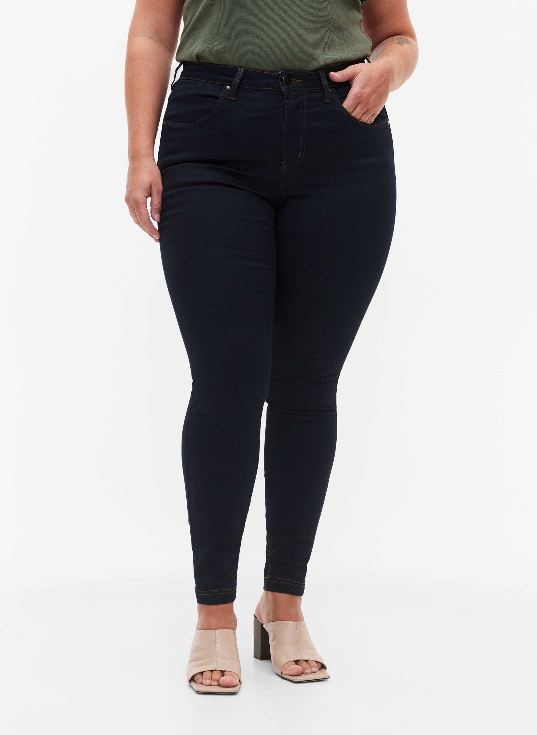 ZizziSuper waskie jeansy Amy z wysokim stanem, Tobacco Un, Model image number 2