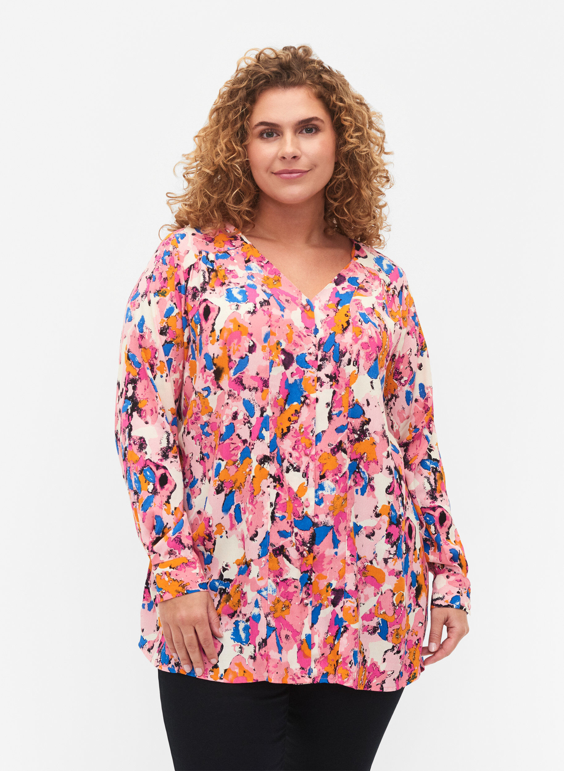 Zizzi Long printed shirt in viscose, Rosebloom GraphicAOP, Model image number 0