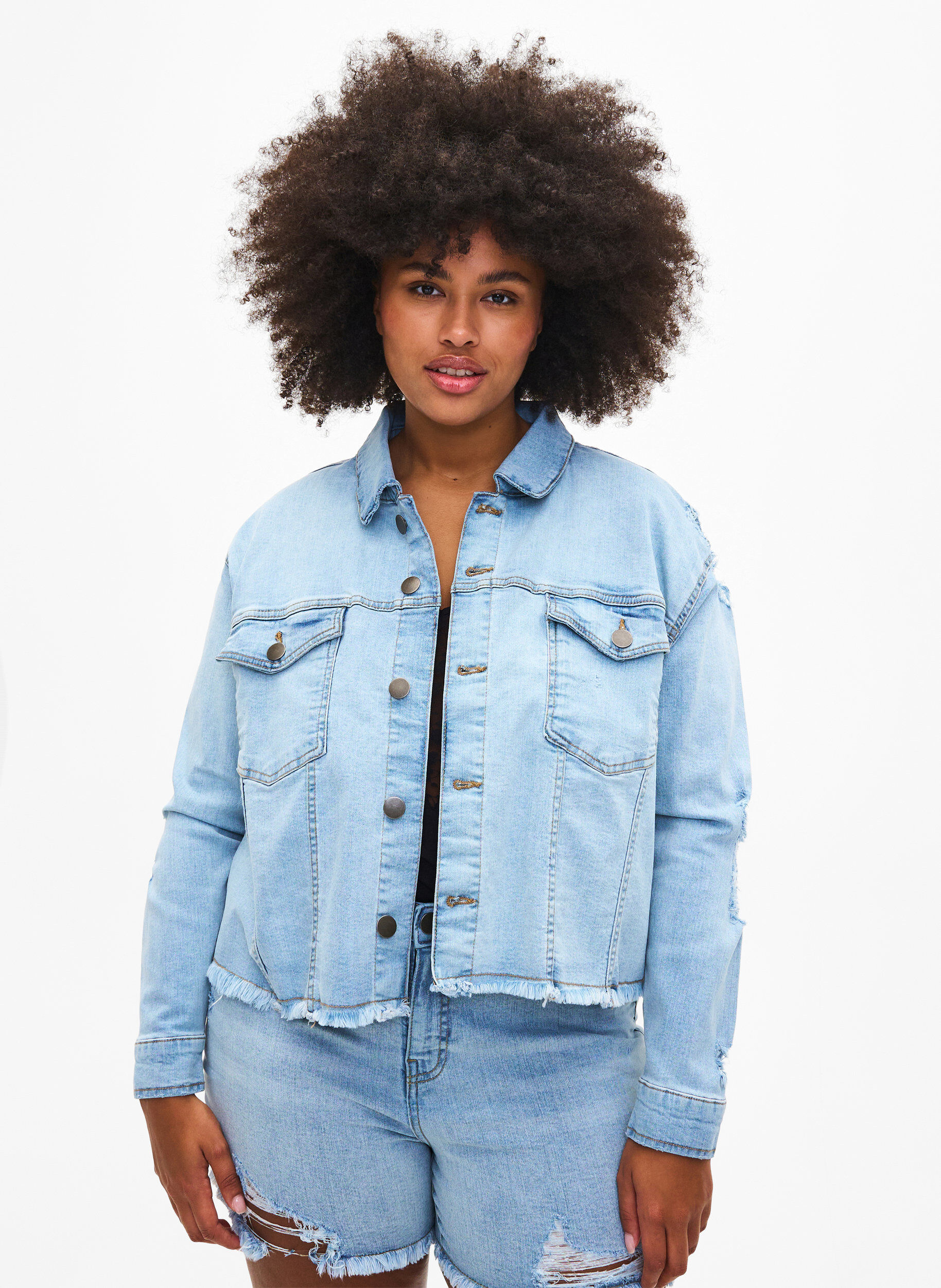 Zizzi Kr&oacute;tka kurtka jeansowa z niepokojacymi detalami, Light Blue Denim, Model image number 0