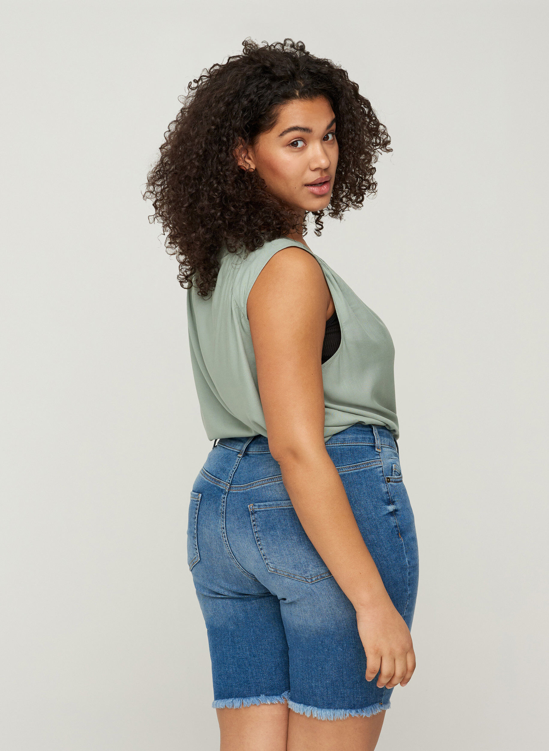 Zizzi High-waisted denim shorts with raw hems, Dark blue denim, Model image number 1