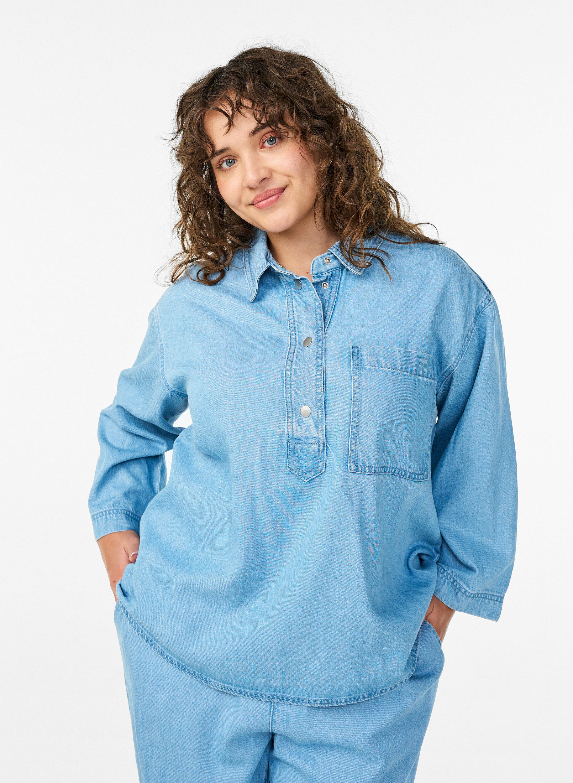 Luzna koszula z denimu z 3/4-sleeves, Niebieskie, Model