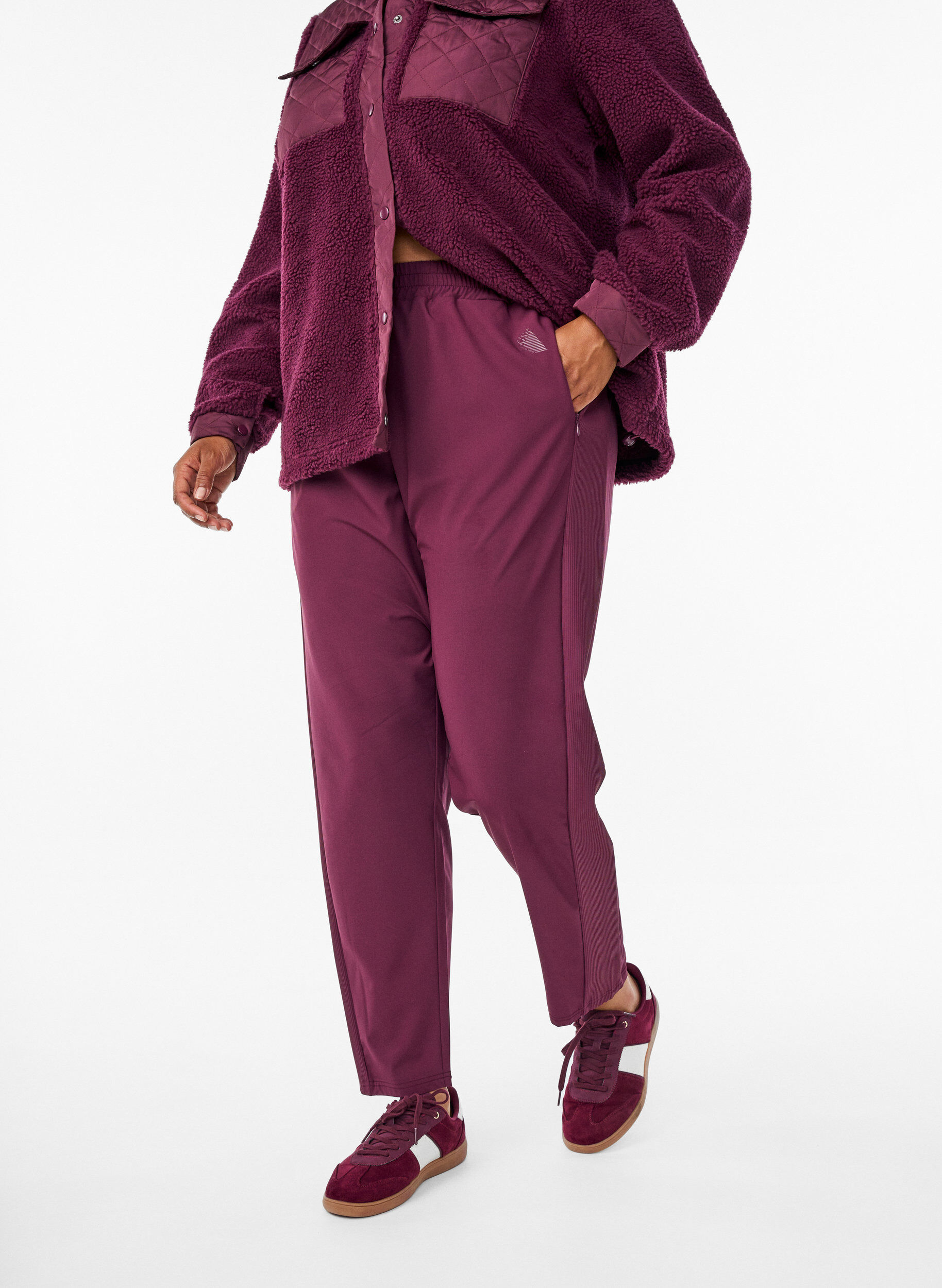 Zizzi Lekkie spodnie treningowe z kieszeniami, Czerwony, Model image number 2