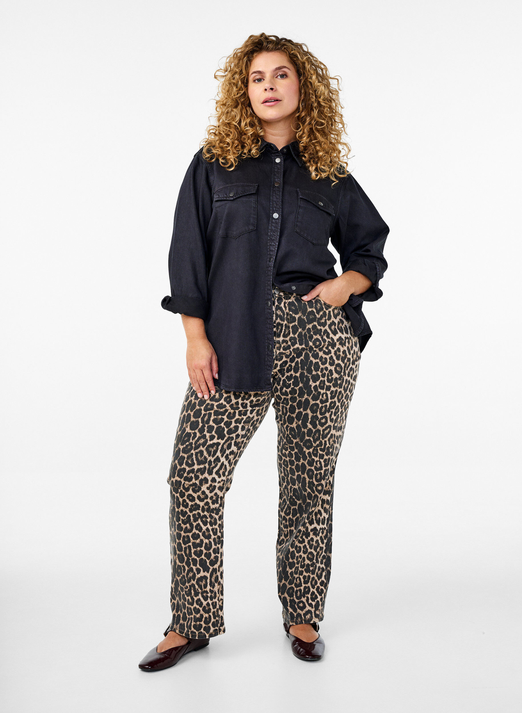 Zizzi Koszula jeansowa z kieszeniami na piersi, Czarne, Model image number 1