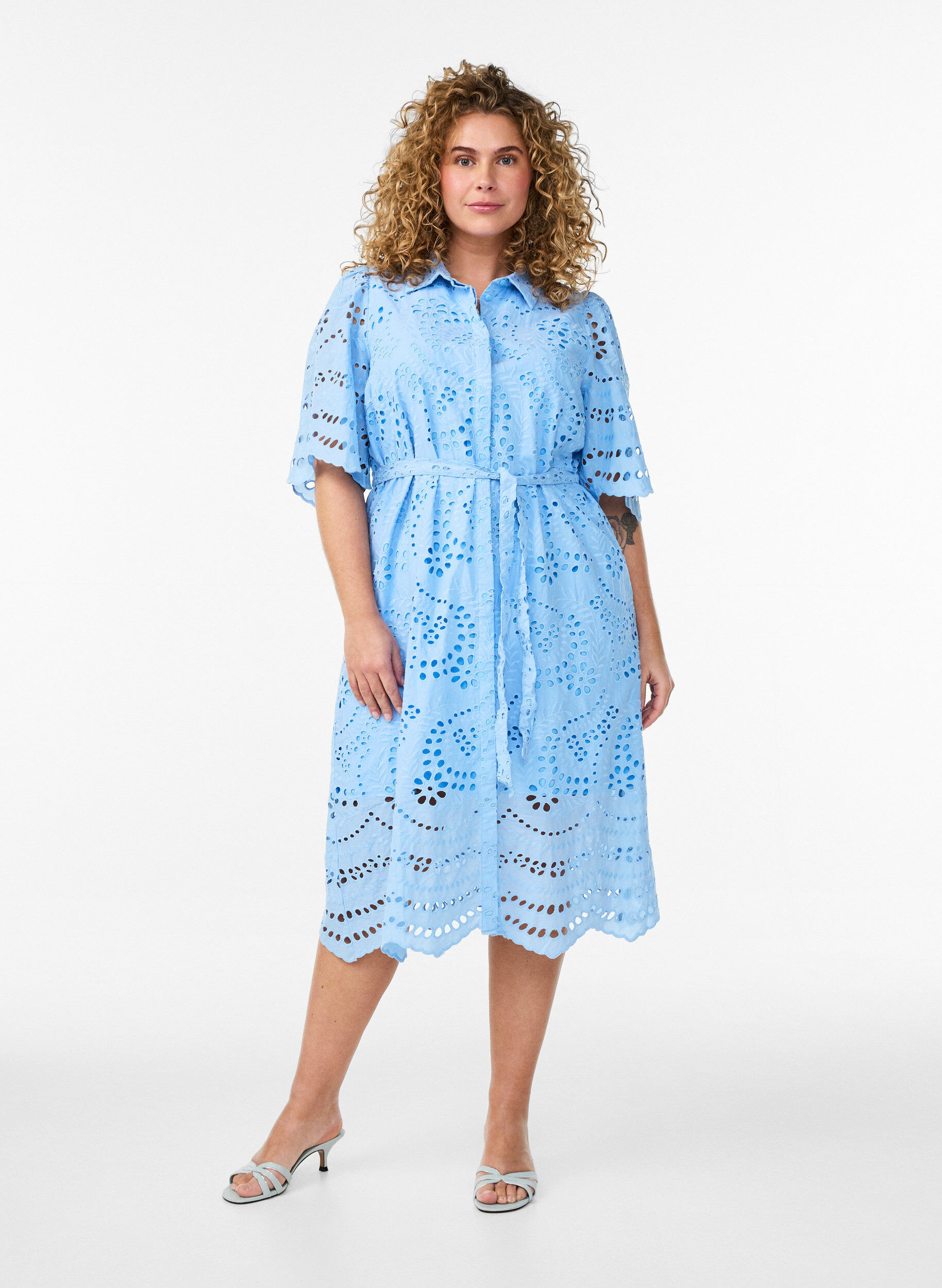 ZizziSukienka-koszulka w stylu broderie anglaise z pasem do wiazania, Niebieskie, Model image number 1