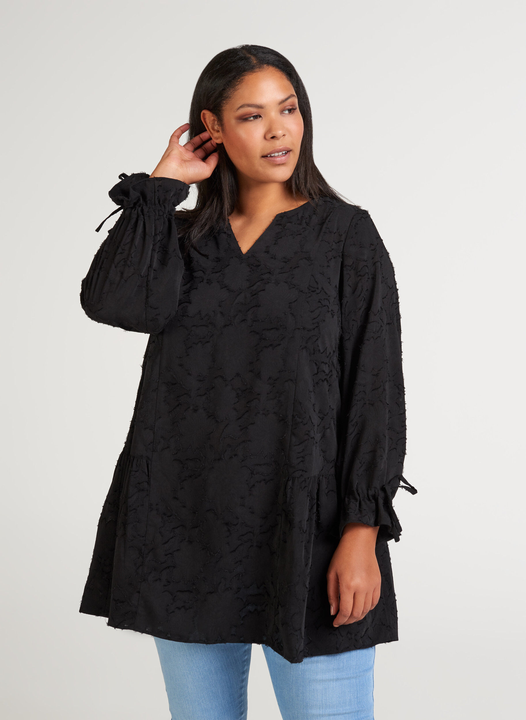 Zizzi Loose V-neck tunic, Black, Model image number 0