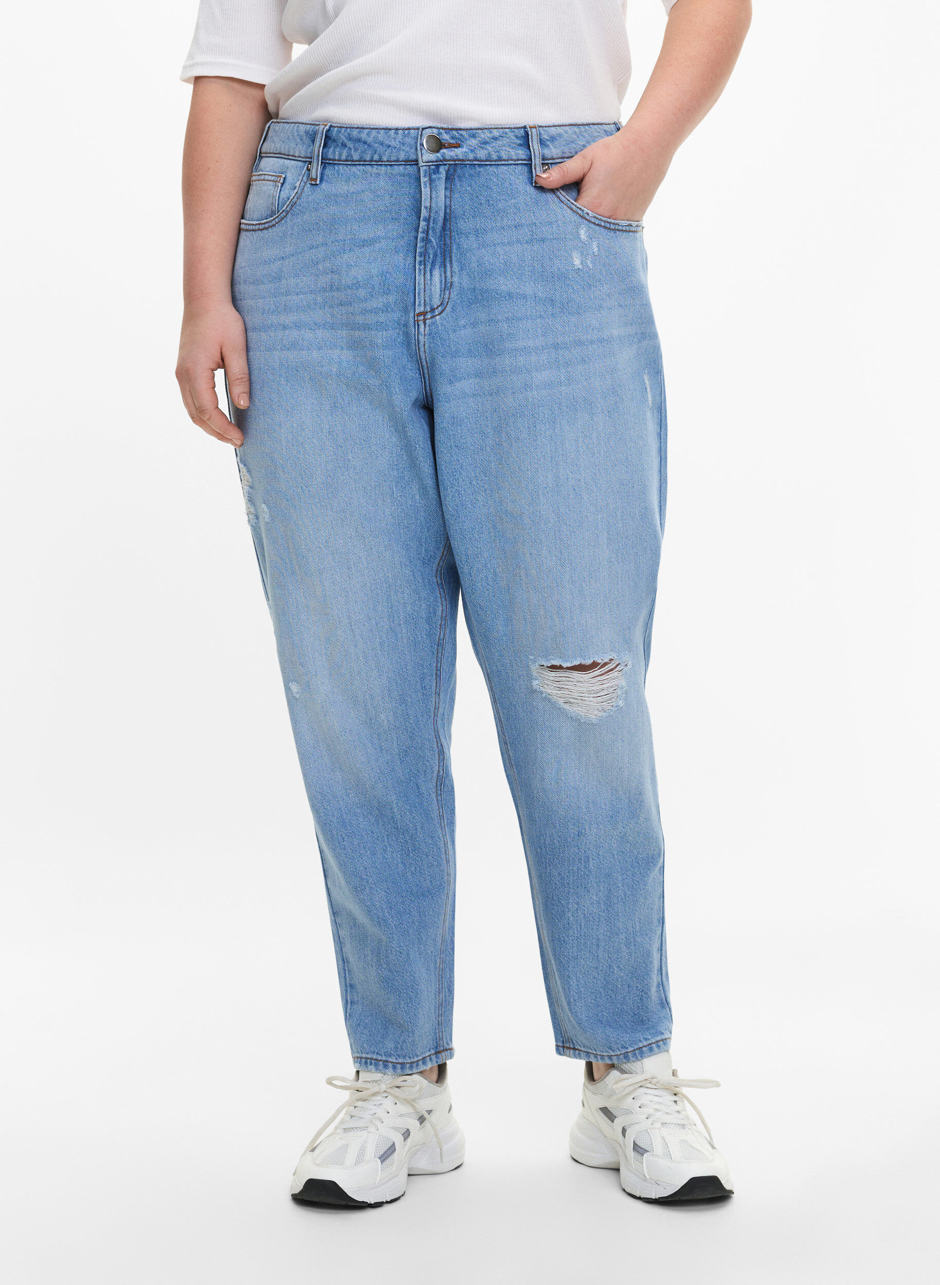 Zizzi Jeansy Mille typu mom fit z przetarciami, Light Blue, Model image number 2