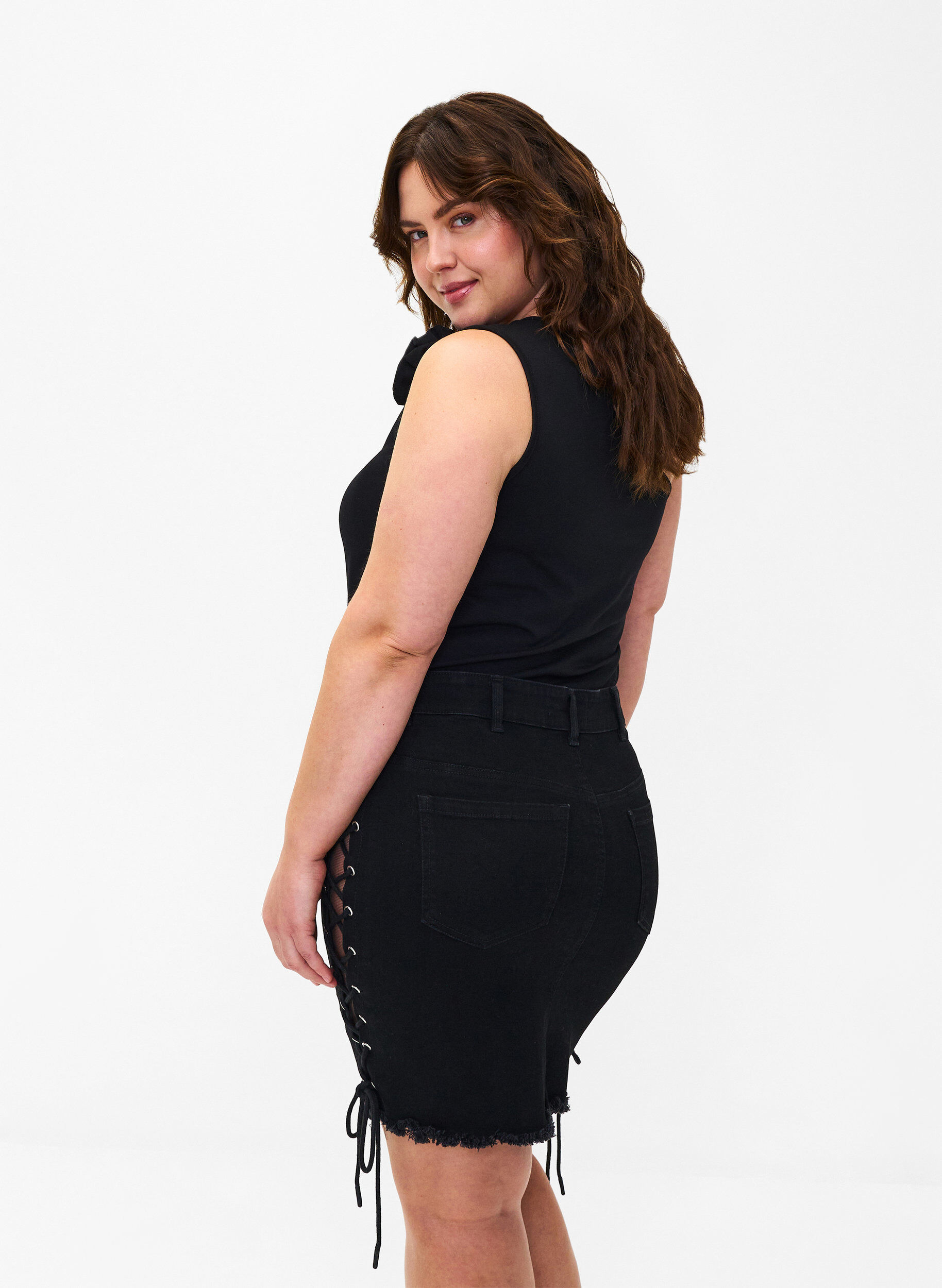 Zizzi Kr&oacute;tka dzinsowa sp&oacute;dniczka ze sznurowaniem, Black, Model image number 1